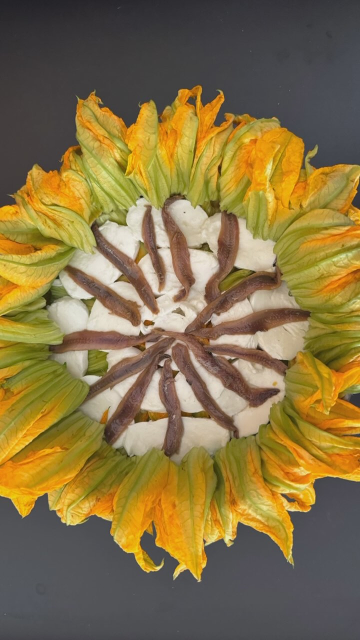 Tortino Zucchini, Mozzarella & Anchovies… 🌻
Too flat, wrong cheese, flavour ok, and not quite there yet… but definitely a ray of sunshine on this semi-grey Saturday #zucchini #anchovies #mozzarella #testingrecipes #whenincalabria