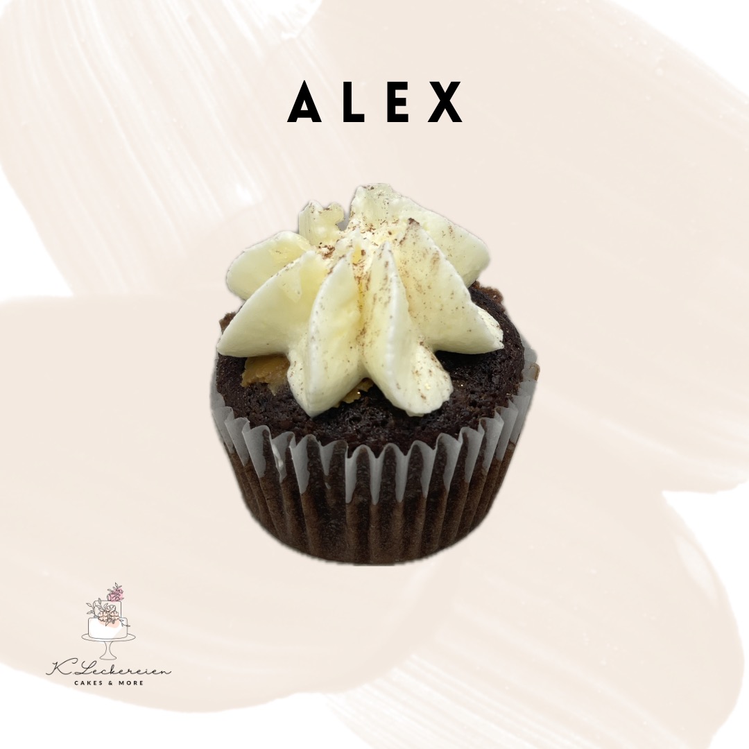 Ihr Lieben,
darf ich vorstellen: der „Alex-Cupcake“! 🎉 Dieser kleine Leckerbissen ist nicht nur ein Genuss für die Sinne, sondern auch ein wahres Meisterwerk der Kreativität!
Alex ist eine köstliche Kombination aus aromatischem Kaffee und himmlischer Biscoff-Creme, verfeinert mit magischen Sprinkles, die beim Essen im Mund knistern.
Lieber Alex,
wir haben uns auf einer Hochzeitsmesse kennengelernt und ich habe dich direkt in mein Herz geschlossen. Du bist spontan, kreativ und einfach zauberhaft! Ob bei Hochzeiten oder sonstigen Events, du bringst immer Erstaunen, Spaß und Magie in das Leben anderer. Vielen Dank dafür!
Alex ist ab heute im Verkauf und kann bestellt werden. Wer weiß, vielleicht entdeckst du ja auch dein eigenes magisches Geschmackserlebnis! 🧁
#CupcakeMagic #AlexZauberer #KonditoreiLiebe #Hochzeitszauber #Kaffeegenuss #BiscoffLiebe #MagischeSprinkles
P.S.: Für jeden verkauften Alex-Cupcake zaubern wir ein Lächeln auf dein Gesicht! 😄
