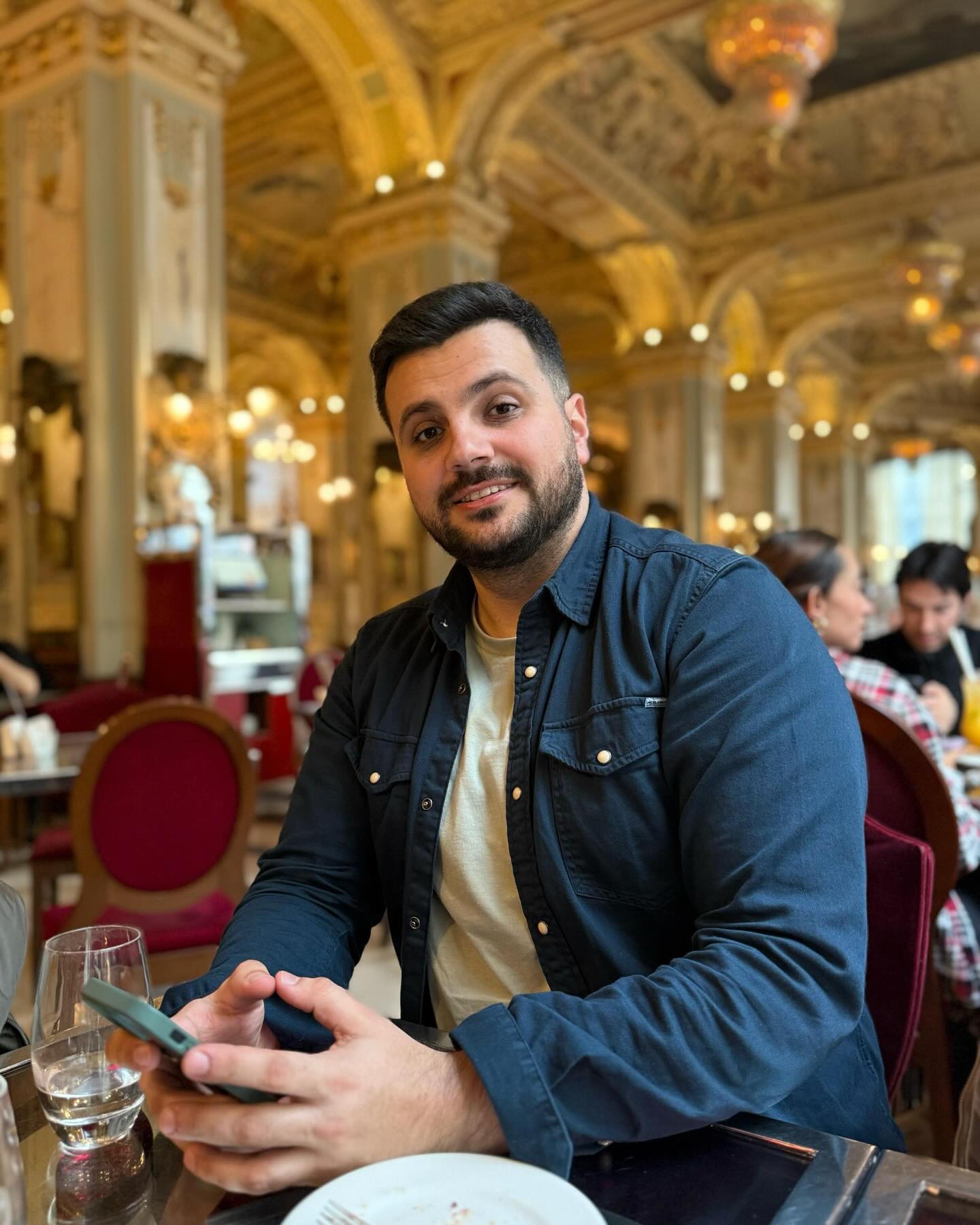Golden grand piano my beautiful Castillo.
Give me one good reason why I should never make a change.
#budapest #hungry #nycafé #travel #bisher #tarazi 🇭🇺