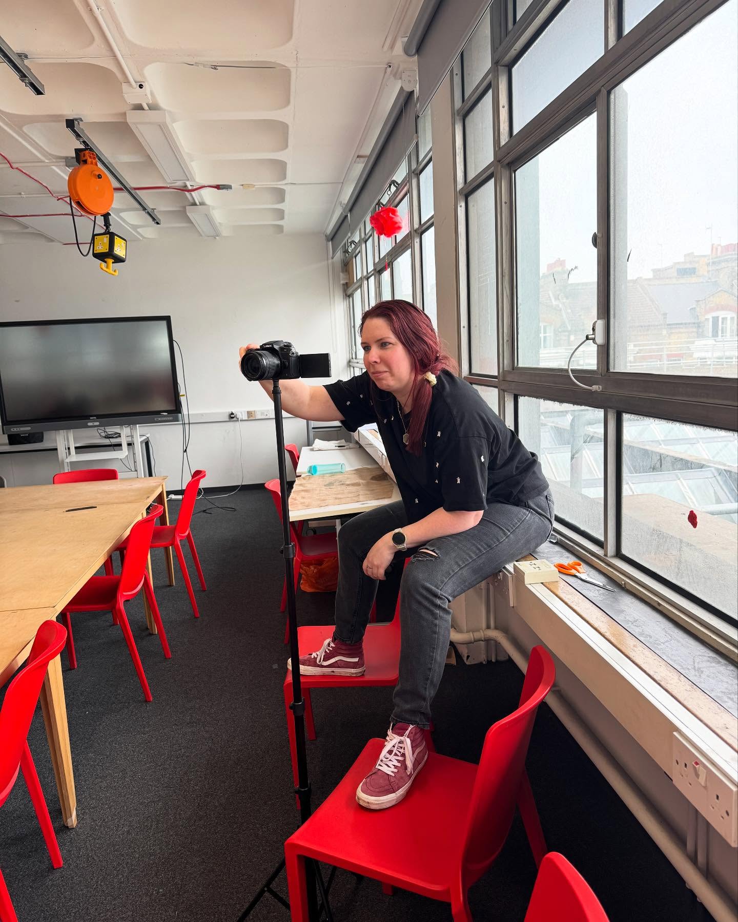 Assisting behind the scenes today for my friend @h.solomons filming some teaching videos.
Never a dull moment! I love learning and extending my knowledge of all different creative fields 🎨🎥👩🏻🏫
#teaching #film #behindthescenes #creativelifestyle