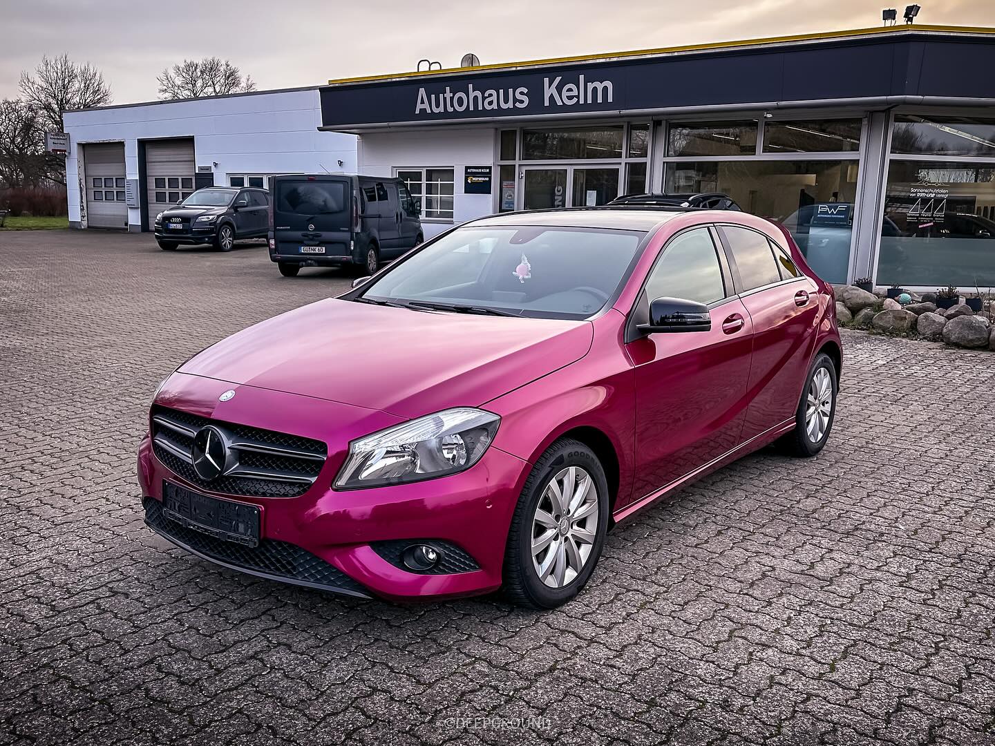 Diese A-Klasse hat eine Vollfolierung in Magenta Madness bekommen.
Ebenso wurde das Dach, die Außenspiegel, die Chromleisten und Embleme in schwarz glanz foliert.
Danke für dein Vertrauen! 😋
___________________________________________________ #deepground #mercedes #aklasse #turbo #amg #lowlife #lowstance #slammed #black #carporn #cars #wrapped #mercedesbenzworld #wrappedworld #folierung #mercedesbenz #teamle #motorsport #allblack #low #bagged #mercedeslovers #pwf #perfection #benzlife #insta #instagood #follow #picoftheday