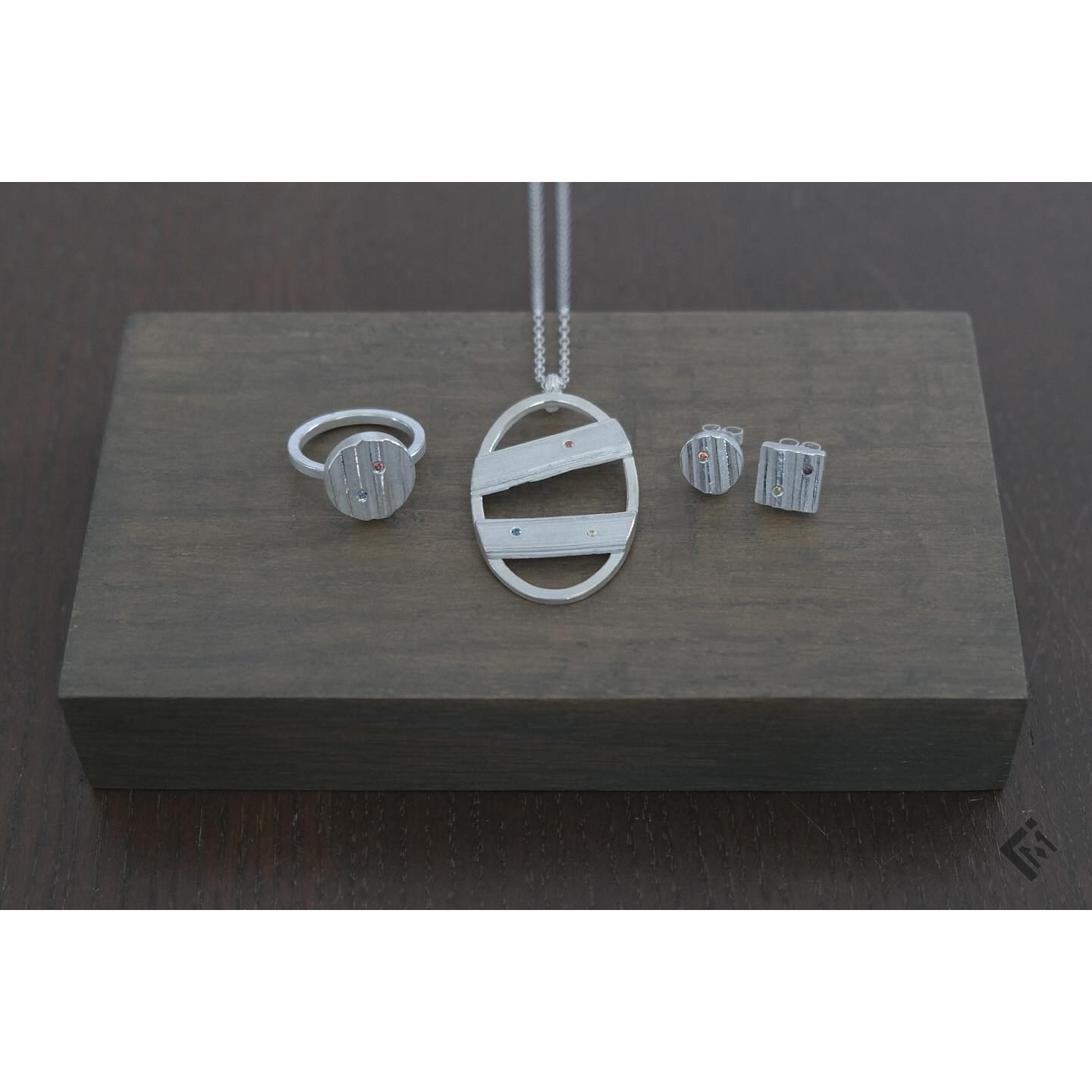 My latest collection FU(NA)TURE 2 has moved and is currently exhibiting @sarapreisler gallery Birmingham Stirchley store until the end of April💍. Pieces are for sale and are open for commission. Come and have a look when you’re around in Birmingham. ✨🤩
.
Also a huge thank you to William Dudley Trust for their generous and huge support to my practice and the creation of this collection through their Bursary award.🙏🏻✨
.
Photo: Silver Mitsuro Hikime Pendant with fancy colour sapphire, Silver Mitsuro Hikime textured ring and studs with fancy colour sapphire
.
@a.i.r_soj @soj_bcu @jo_bcu @acj.org.uk
.
#jewellery #art #contemporaryjewellery #artjewellery #narrativejewellery #jewelery #narrativejewelry #artjewelry #contemporaryjewelry #japan #hongkong #uk #ukjewellerydesigner #ukjewellery #hkjewellery #hkjewellerydesigner #japanesejewelry #japanesejewellery #japanesejewelrydesigner
#photography #japaneseaesthetics #japaneseaesthetic #wabisabi #gem #gemmology