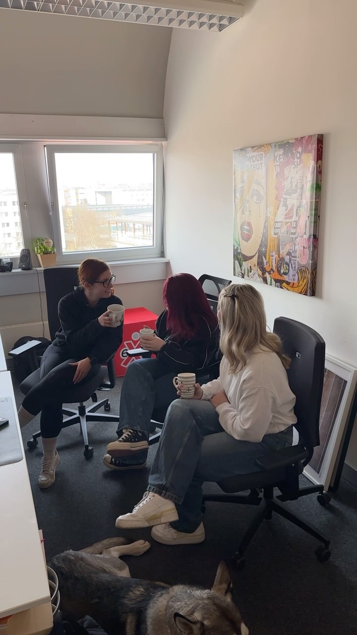 Dabei ist die Arbeit aber schon längst erledigt 🫶🏻
#ovgugmbh #ovgu #magdeburg #team #teamwork #office #fun #officedog #kaffeeklatsch