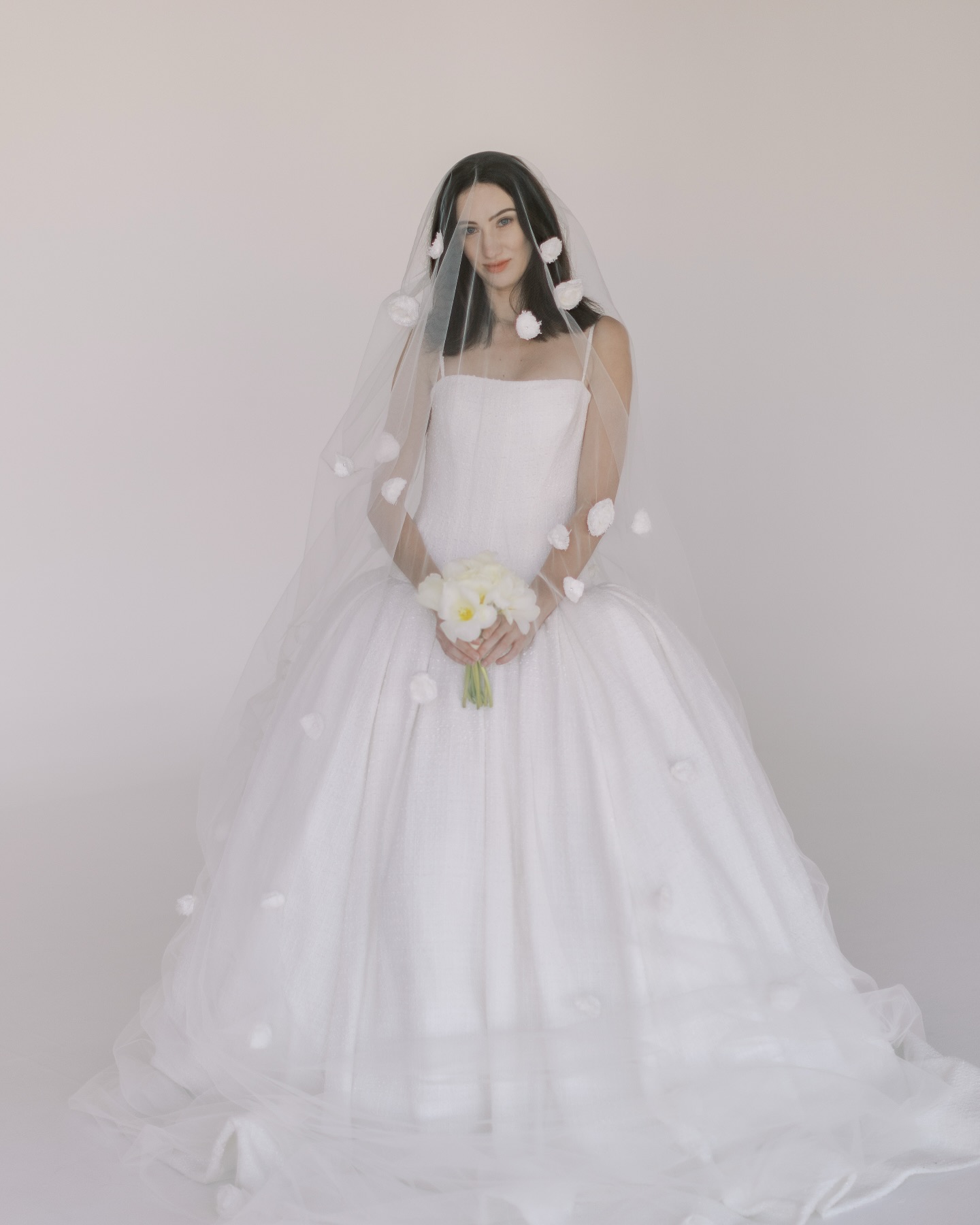Veiled in love, blooming in dreams 🌸🤍
Photo @danielle_honea
Flowers @_mdlevents_
Beauty @nataliabyoung
Creative space @avenuetwelve
@jessica.avenuetwelve
Bridal look from @marehcouture
.
.
.
#marehcouture #marehcouturebridal #marehcouturebride #editorial #bridalinspo #2025wedding #sayyestothedress #bridalfashion