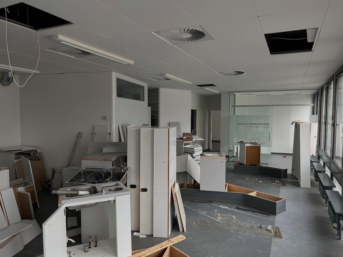 Lidt før og efter billeder af kontorlejemål i Roskilde. 📸
#nordicarchitecture #arch #architecture #boligarkitektur #danishdesign #archdaily #japandistyle #japandi #scandinaviandesign #luxuryhomes #highendhomes #archigram #livingarchitecture #beton #nybyggeri #interiordesign #interior #inspiration #home #aesthetic #nordicdesign #interior4all #minimalistinteriordesign #architecture_hunter #amazingarchitecture #beautifulhomesofinstagram #architecturedesign #archilovers