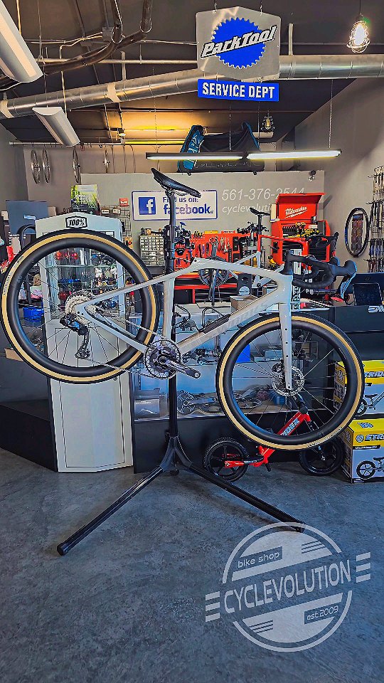 @iamspecialized_road Diverge build with the all new 12speed @shimanogravel GRX Di2.
#supportlocalbusiness #localbikeshop #supportlocalbikeshop #smallbusiness #localcommunity #localcyclingcommunity