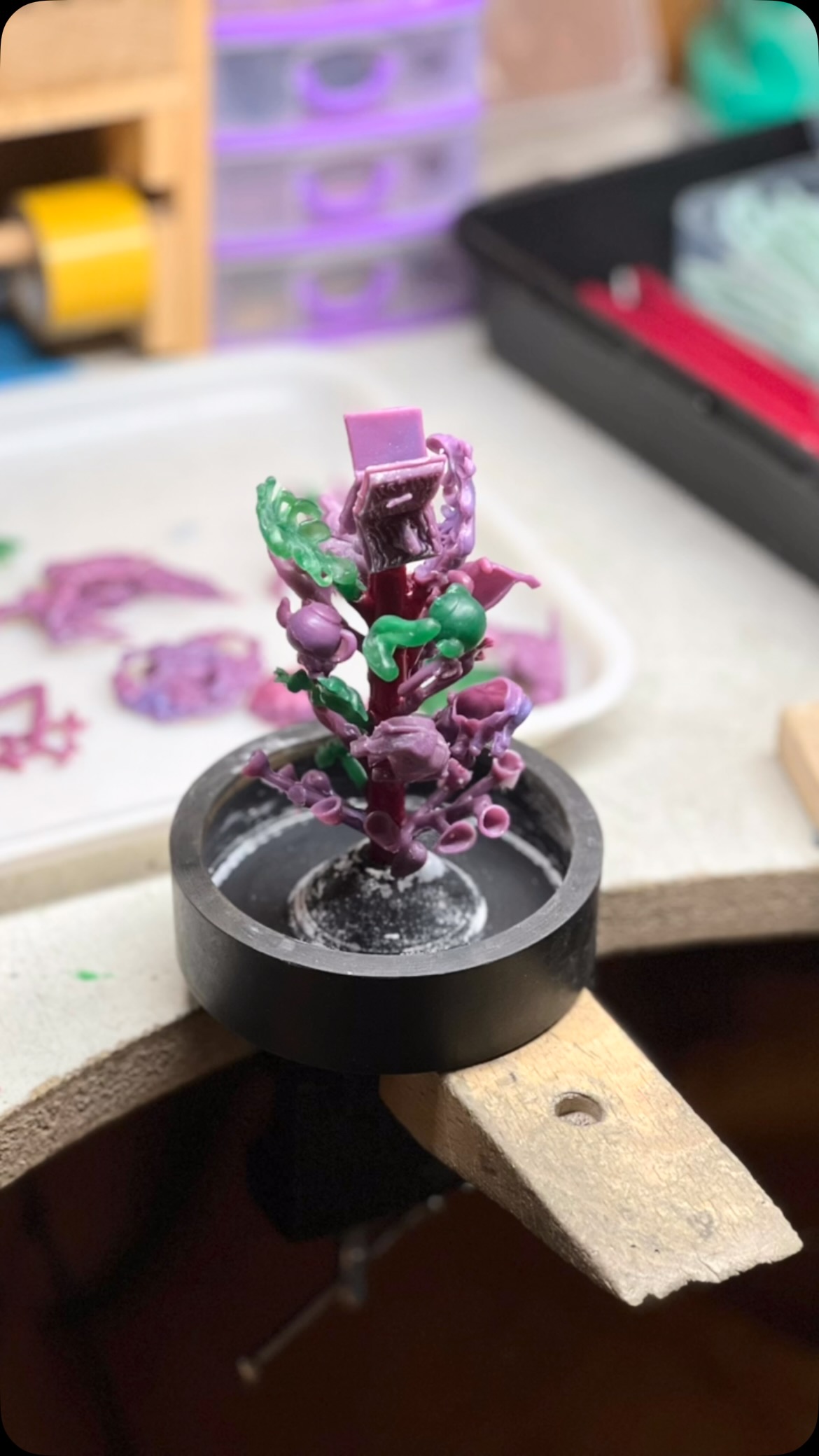 Préparation de la fonte de pièces pour les portes ouvertes de l’école TANÉ le 4 et 5 Avril 2025. La 23eme promotion des 1ere année de l’école a travaillé sur le thème : « Rêve poétique » en réalisant des cires sculptées que je vais fondre. Ils feront par la suite la reprise de fonte des pièces, à suivre sur le compte Instagram de l’école TANÉ. #fonderie #madeinfrance #bretagne #silver