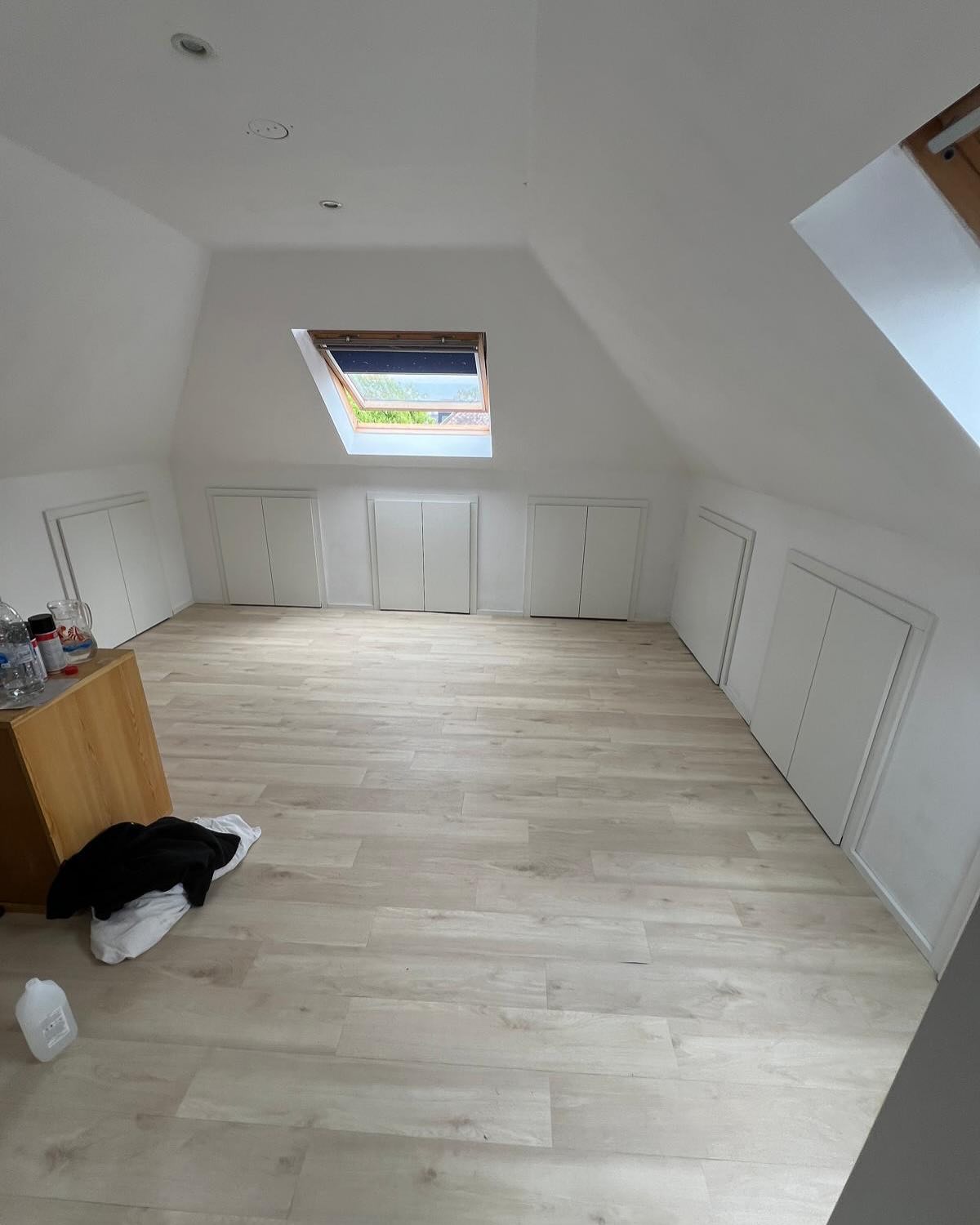 Slimme opbergruimte op zolder!
Maak optimaal gebruik van je zolder met maatwerk opbergoplossingen! Deze strakke en functionele afwerking zorgt voor een nette en georganiseerde ruimte, zonder verloren hoekjes.
✅ Perfect op maat gemaakt
✅ Maximale opbergruimte
✅ Stijlvol en praktisch
Wil jij ook meer uit je zolder halen? Neem contact met mij op!
#Maatwerk #Zolderruimte #SlimmeOpberging #Vakmanschap #interieur