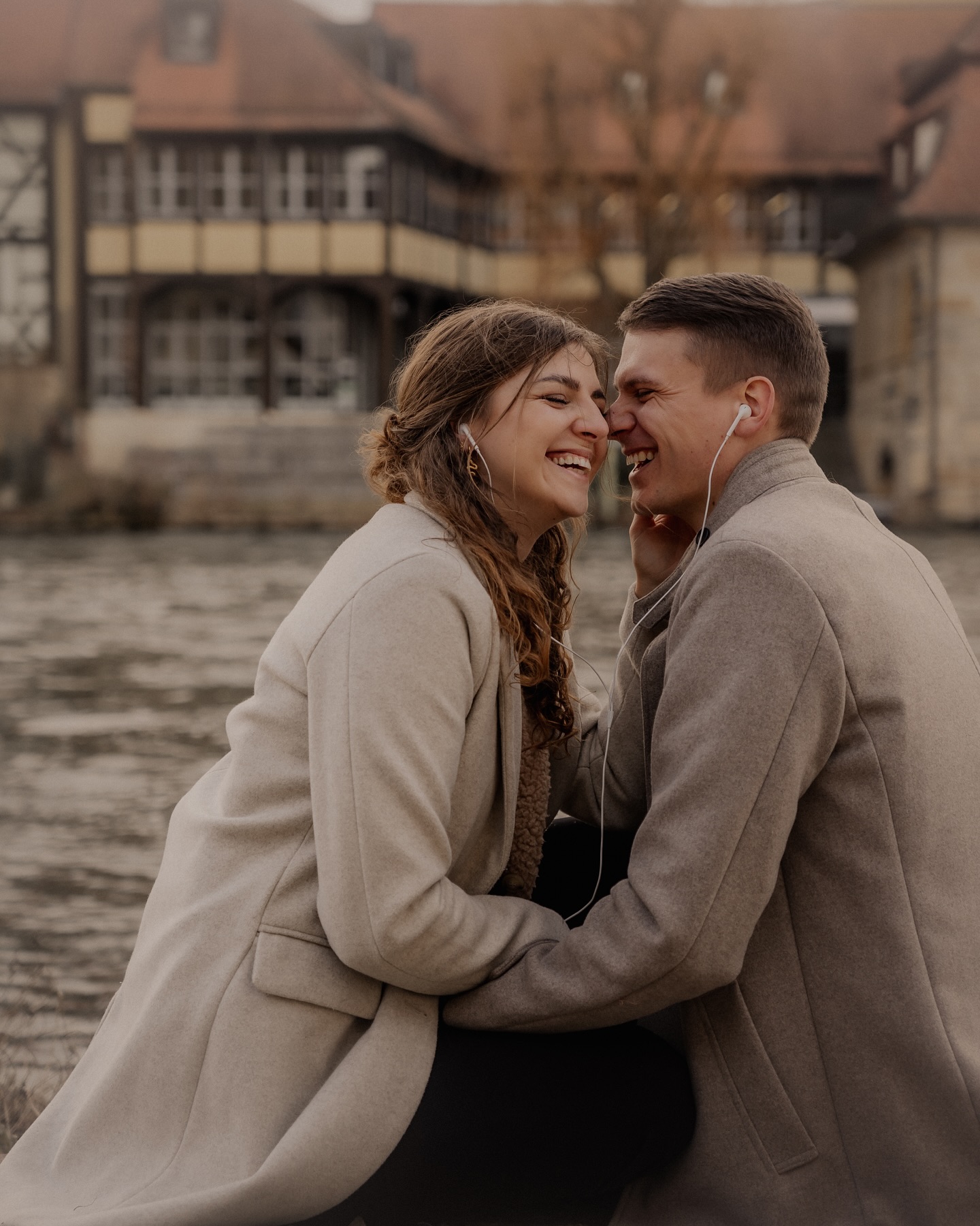 Being lovers & best friends 💌
Vor Kurzem hatte ich ein wundervolles Paarshooting in Bamberg. Zusammen sind wir durch die Altstadt spaziert und haben Momente voller Leichtigkeit, Nähe und Verbundenheit eingefangen – ganz ohne Druck oder großes Posing.
Genau das ist es, was ich an meiner Arbeit so liebe: Dass ihr euch fallen lassen könnt, ihr selbst sein dürft und ich genau das festhalte – die kleinen Momente zwischen euch, wie ihr euch anschaut, lacht, euch berührt. Ungestellt, ehrlich und voller Gefühl.
#couple #bamberg #coupleshoot #authenticlove #storytelling #lovestory #paarshooting #paarfotografie #couplephotography #bitesandtickles #love #creativphotography