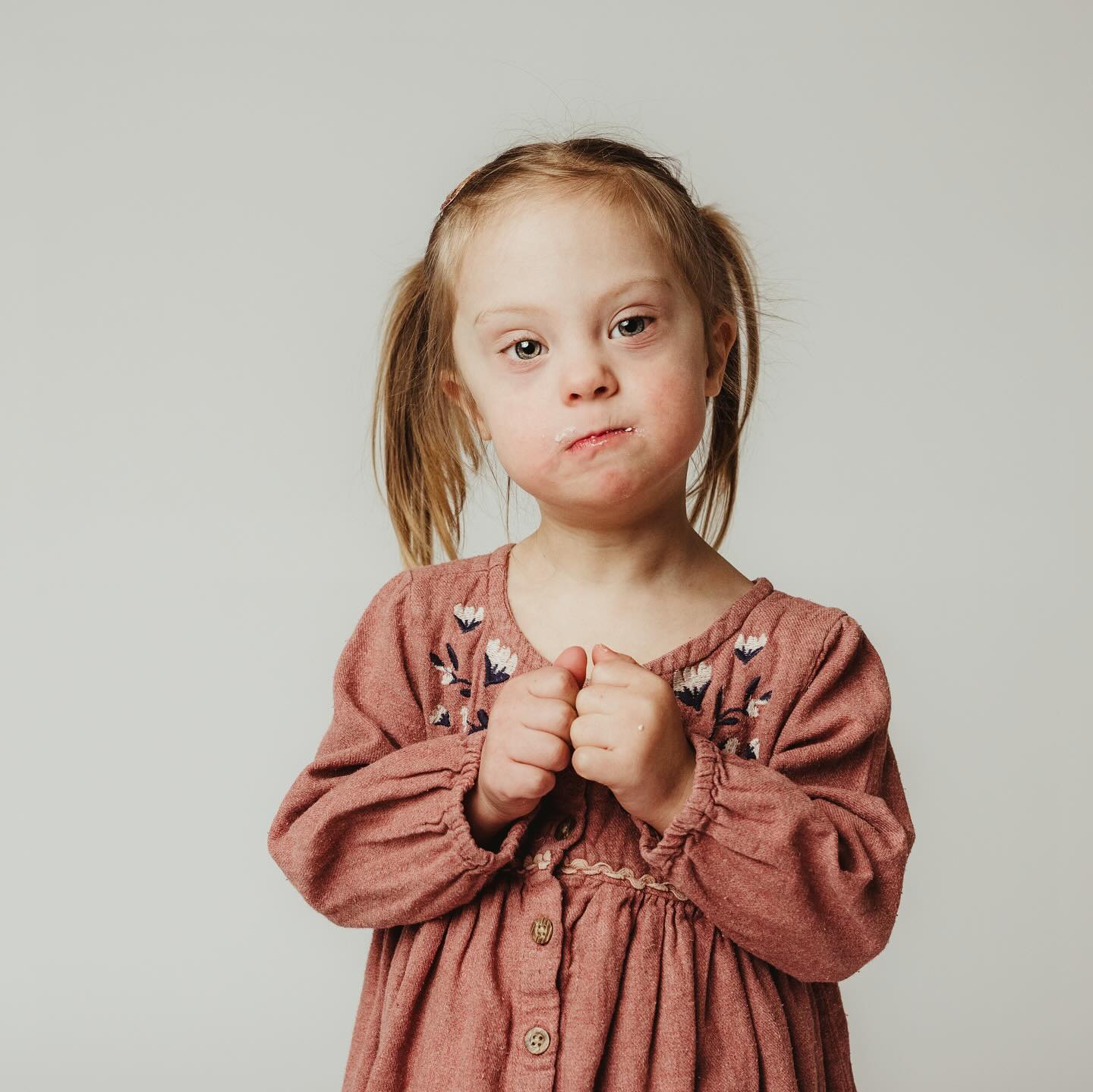 21. březen – Světový den Downova syndromu 💛💙
Dnes slavíme jedinečnost, lásku a sílu těch, kteří vidí svět jinak – možná barevněji, možná s větší radostí a beze strachu projevit to nejkrásnější, co v sobě mají.
Symbolicky si dnes oblékáme pestré ponožky, které nám připomínají, že rozdíly jsou krásné. 💛🧦💙
📸 Fotografie má moc bourat bariéry a přibližovat světy. Každý úsměv, každý pohled, každý okamžik lásky v očích těchto dětí nám říká jedno – svět není o dokonalosti, ale o přijetí.
Dnes oslavujeme nejen děti s Downovým syndromem, ale i jejich rodiny, které jim dávají křídla. Sdílejme příběhy, učme se od nich a buďme lepší.
💛 Podpořme šíření povědomí o Downově syndromu.
💙 Respektujme jedinečnost každého z nás.
🧦 Oblékněte si dvě různé ponožky a dejte světu vědět, že rozmanitost je síla!
#DenDownovaSyndromu #PonožkováVýzva #KaždýJeJedinečný #Respekt #LáskaBezPodmínek
#renaticefoto