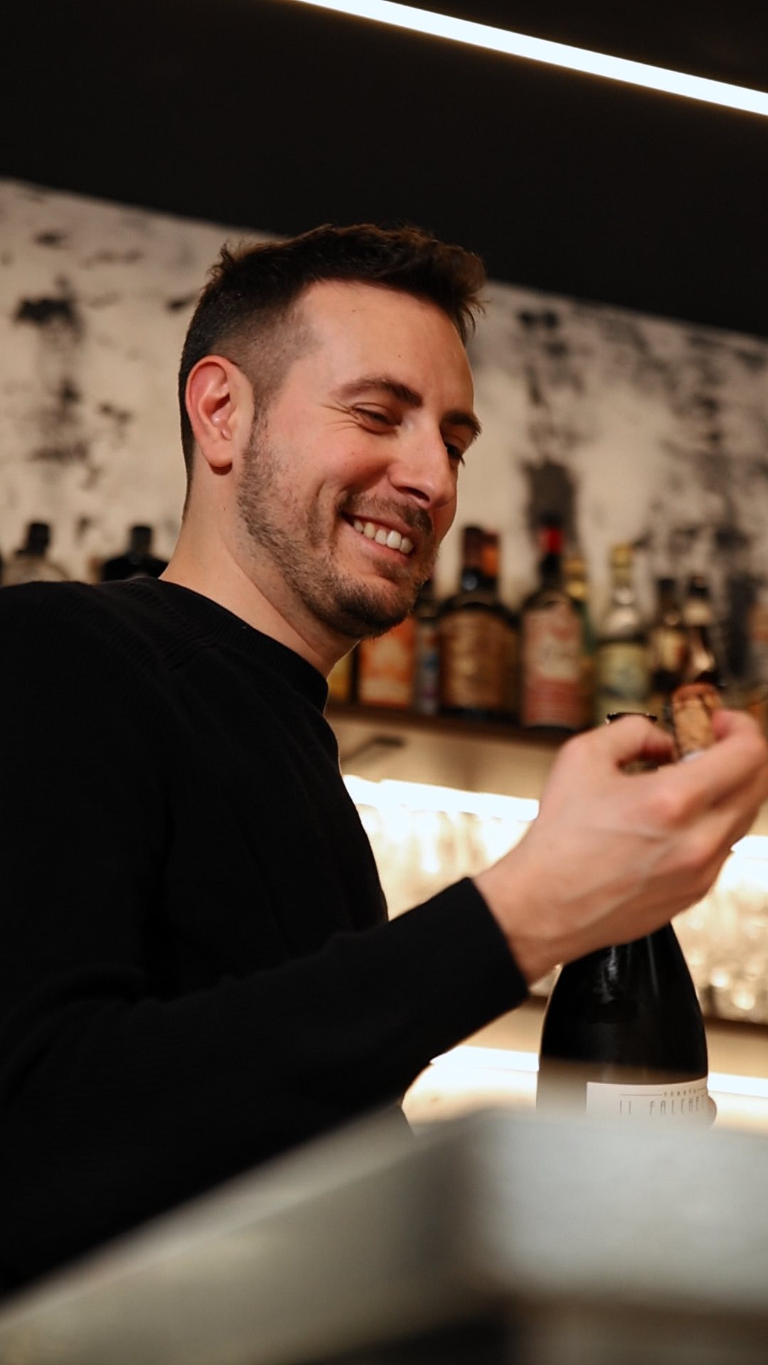 La carta dei vini è uno dei documenti di identità di un locale, un insieme di proposte che si costruisce con tempo e dedizione.
Da #Rabarè, non vogliamo limitarci a uno stile predefinito ma inseguire il concetto di “buono”.
Da quando abbiamo aperto, la nostra carta dei vini si è già ampliata, ed è evoluta con noi grazie a tutte le persone che stiamo incontrando.
—
Siamo aperti dal martedì al sabato, per aperitivo, cena e dopocena.
Abbiamo sempre tavoli disponibili per ospiti senza prenotazione!
#rabarè #piccoliassaggi #grandiingredienti #cucinacreativa #ristorantetorino #enotecatorino #bistrottorino #torino #vino #selezionevino #cartadeivini