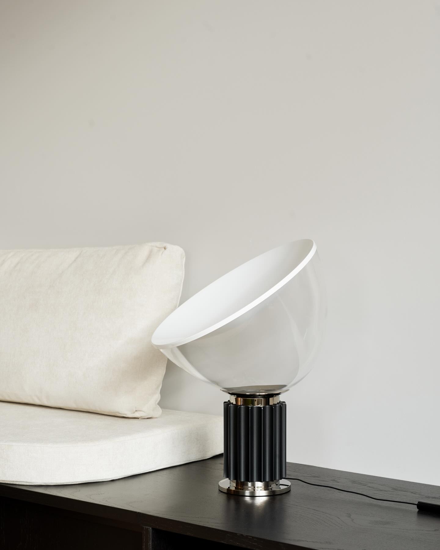 Elevate your space with a statement lighting - The iconic @flos Taccia making a striking statement in design and lighting. Here featured in our finished project in Utrecht.
Design Icons || Lexi Beckord Interior Design || Finished Project || Total Renovation
#lexibeckordinteriordesign #interiordesign #interior #customwork #totalrenovation #floslighting