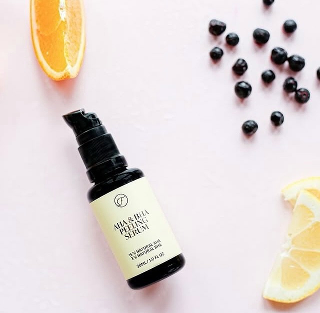 ✨ Bewust omgaan met zuren: bescherm je huidmicrobioom & je huid tegen de zon! ✨
Wist je dat overmatig gebruik van zuren zoals AHA’s en BHA’s je huidmicrobioom kan verstoren? Dit ecosysteem van goede bacteriën beschermt je huid tegen uitdroging, ontstekingen en vroegtijdige veroudering. Maar… te veel exfoliëren maakt je huid ook gevoeliger voor de zon! ☀️
🔬 Uit onderzoek blijkt dat zuren de huidbarrière kunnen verzwakken, waardoor je huid sneller uitdroogt, gevoeliger wordt en pigmentvlekken kan ontwikkelen. Ook wordt collageen sneller afgebroken, wat huidveroudering versnelt.
Wat gebeurt er als je te vaak exfolieert en je huid niet beschermt?
❌ Je huidbarrière verzwakt → gevoelig, droog en geïrriteerd
❌ Het microbioom raakt uit balans → meer acne & ontstekingen
❌ Collageen breekt af → rimpels en verslapping
❌ UV-gevoeligheid neemt toe → meer kans op pigmentvlekken en schade
Wat kun je doen?
✅ Laat je adviseren door een skincare professional over de juiste frequentie en combinatie van zuren.
✅ Gebruik zuren met mate en kies voor milde, pH-vriendelijke producten.
✅ Bescherm je huid dagelijks tegen de zon! Draag SPF, zoek schaduw op en vermijd te veel blootstelling.
💖 Een gezonde huid draait om balans! Exfolieer met zorg en bescherm je huid altijd goed.
👉 Gebruik jij zuren in je skincare? Laat in de comments weten hoe jij je huid beschermt!
📚 Bronnen:
🔗 BeautyPro – Het microbioom en huidverzorging
🔗 New Scientist – Microben op de huid beïnvloeden mogelijk rimpelvorming
🔗 Advance Beauty – Exfoliëren: hoe vaak, wanneer en wanneer niet?
#Huidmicrobioom #ZurenMetVerstand #BewustMetSkincare #HealthySkin #SPFisKey #skincaretips