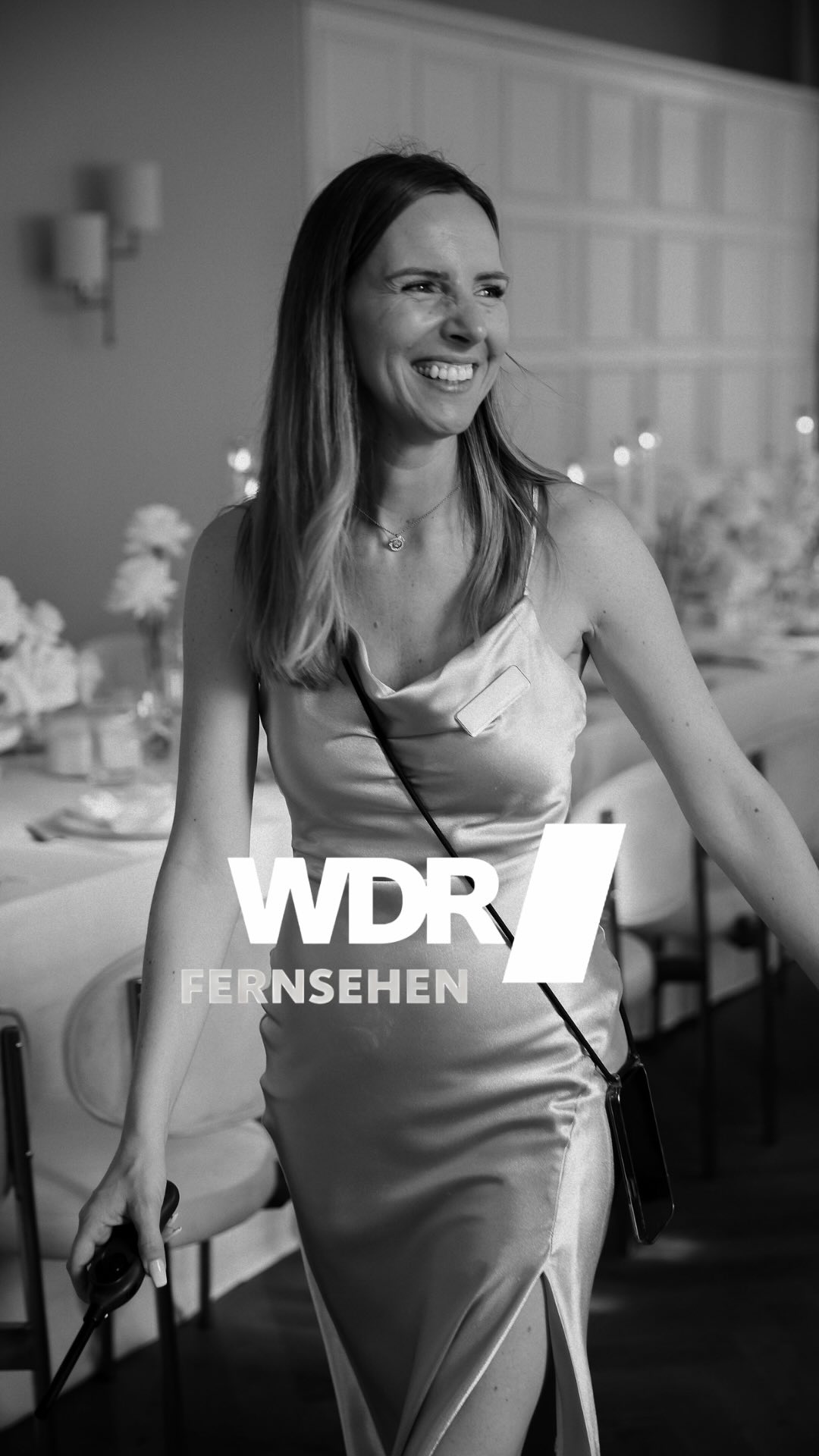 Vom Freundeskreis Eventplaner zum Wedding Experten im WDR
Hätte mir vor sechs Jahren jemand gesagt, dass der @wdr bei mir anruft und um ein kleines Interview von einer renommierten Hochzeitsexpertin bittet, hätte ich diesenjenigen wohl ausgelacht. Genau das ist jetzt passiert!
Angefangen habe ich als Planer im Freundeskreis und mich 2019 zur Ausbildung bei der @avantgarde_hochzeiten entschlossen.
Ich danke allen meinen Brautpaaren, die mir ihren Hochzeitstag mit vollem Vertrauen in die Hände legen. Ohne Euch wäre dieser Erfolg gar nicht möglich.
Jede Hochzeit und jede Herausforderung lässt mich und mein Team wachsen.
Danke an das @wdr für euer Vertrauen und danke an mein ehemaliges Brautpaar und @landhaus_velte für euer Bereitschaft mitzumachen.
Ich danke jedem einzelnen der mich unterstützt. Chapeau an Euch 🥂
#hochzeitsplanerin #wdr #hochzeitsplanung #weddingplanner #wedding #weddingplanning #destinationwedding #interview