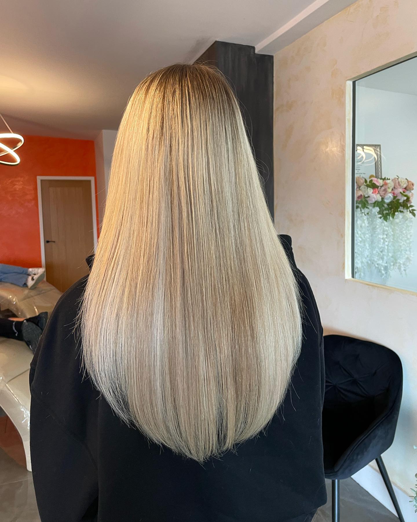 “ Everyone shocked when I say I’m wearing hair extensions!” 😱
My clients wearing 18” nanos and the hair coming 9 months old and still look so good perfect natural length and we cut and blended them to perfection so everyone shocked when my clients mentions she has hair extensions in 🤍🙌🏻