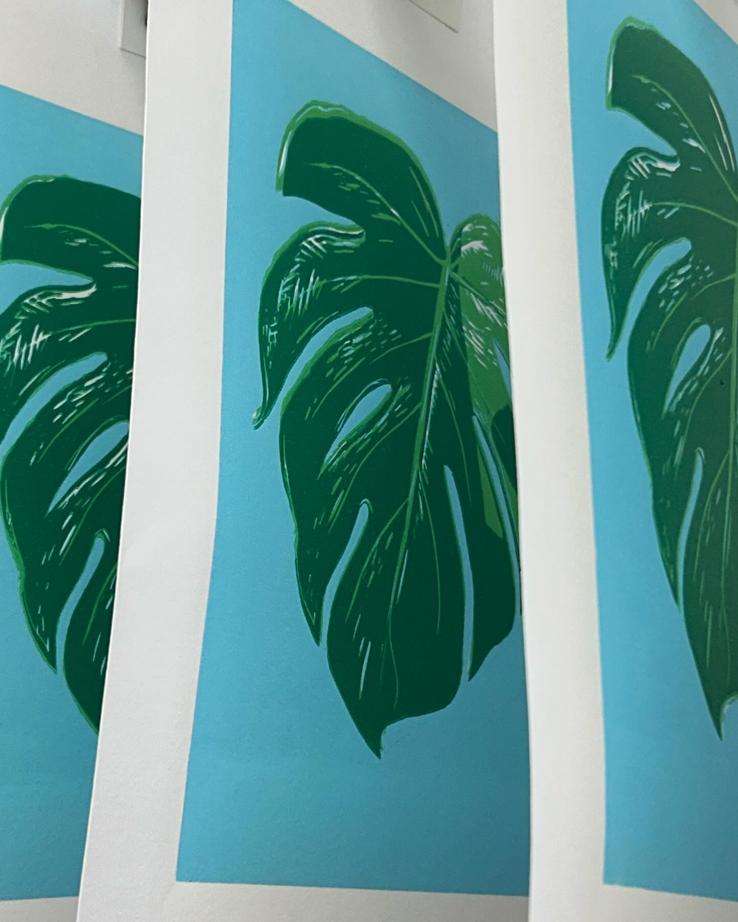 🌿😎Starting off the week in style with a jazzy green layer to this monstera leaf reduction print.