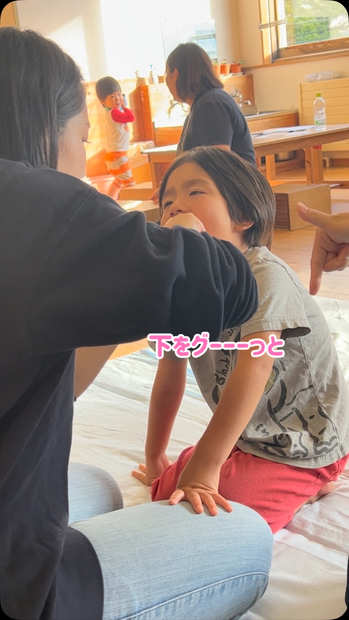 お口マッサージの様子です🧸
気持ち良い表情でトローンとした目になっていました✨
こんな表情されたらお母さん嬉しいですよね☺️
突然ですが、口ってどんな事をする所でしょうか🧐
口の働きには大きく分けて
①喋る
②食べる
③息する
があります
これだけ言われても、うん…。って感じるかもしれません😶
でもこの口の働きとても重要な事なんです。
子どものうちは、
舌ったらずでいいじゃん。
上手に食べれなくても仕方ないじゃん。
口開いているけどい