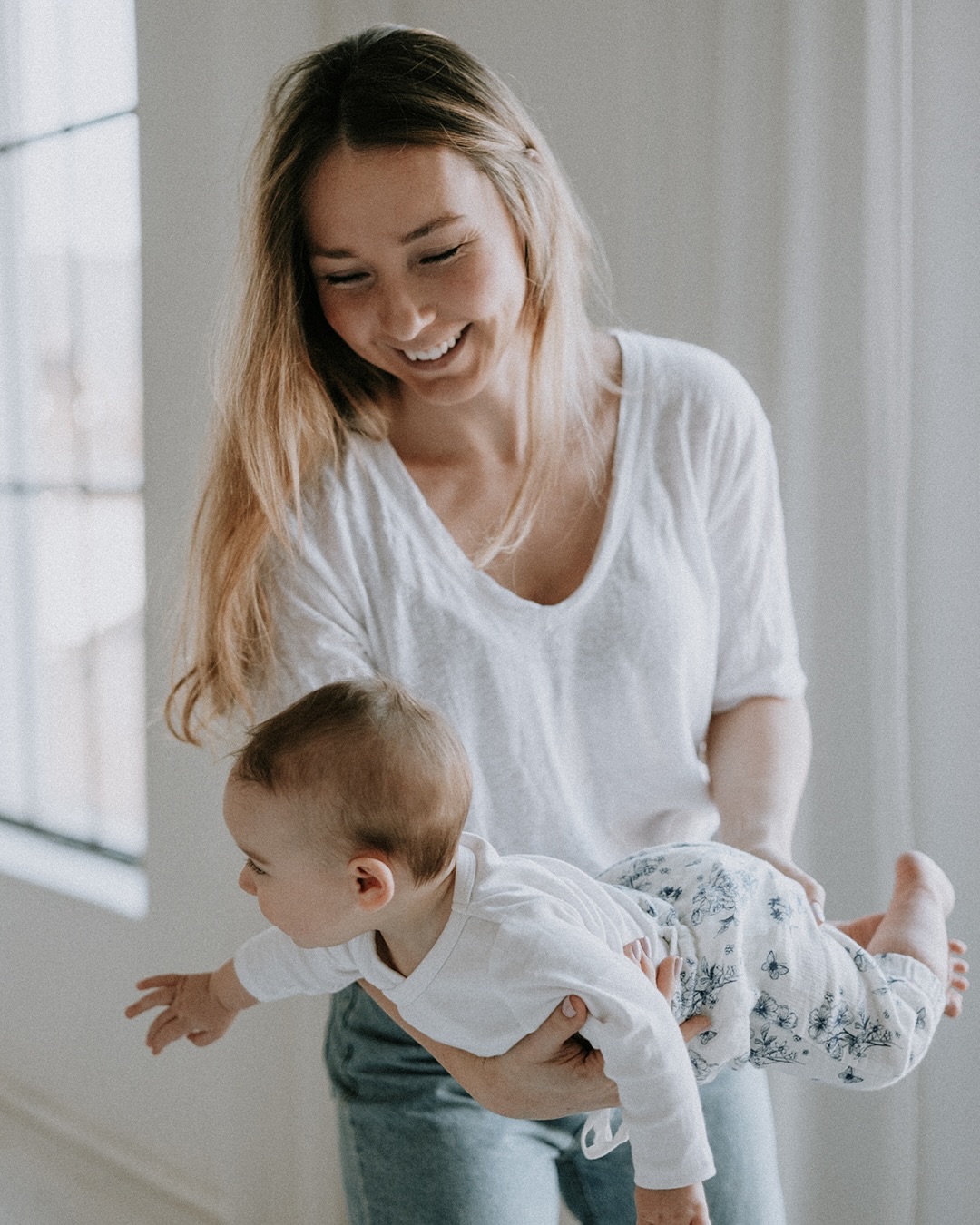 ANYÁK NAPI FOTÓZÁS!✨ Anyukák, Nagymamák! Gyertek szabadtéri vagy mini stúdiós fotózásra! Lepjétek meg Anyut és a Nagyit egy fotózással! Nem csak kisgyerekkel ér jönni! Jelentkezzetek, fogynak az időpontok! #anyukámnak
.
.
#mothersday #mothersday2025 #familyphotoshoot #motherphotography #portraitphotography #portraiture #fujifilm #fujiportraits #familysession #lifestylephotographer #livethelittlethings