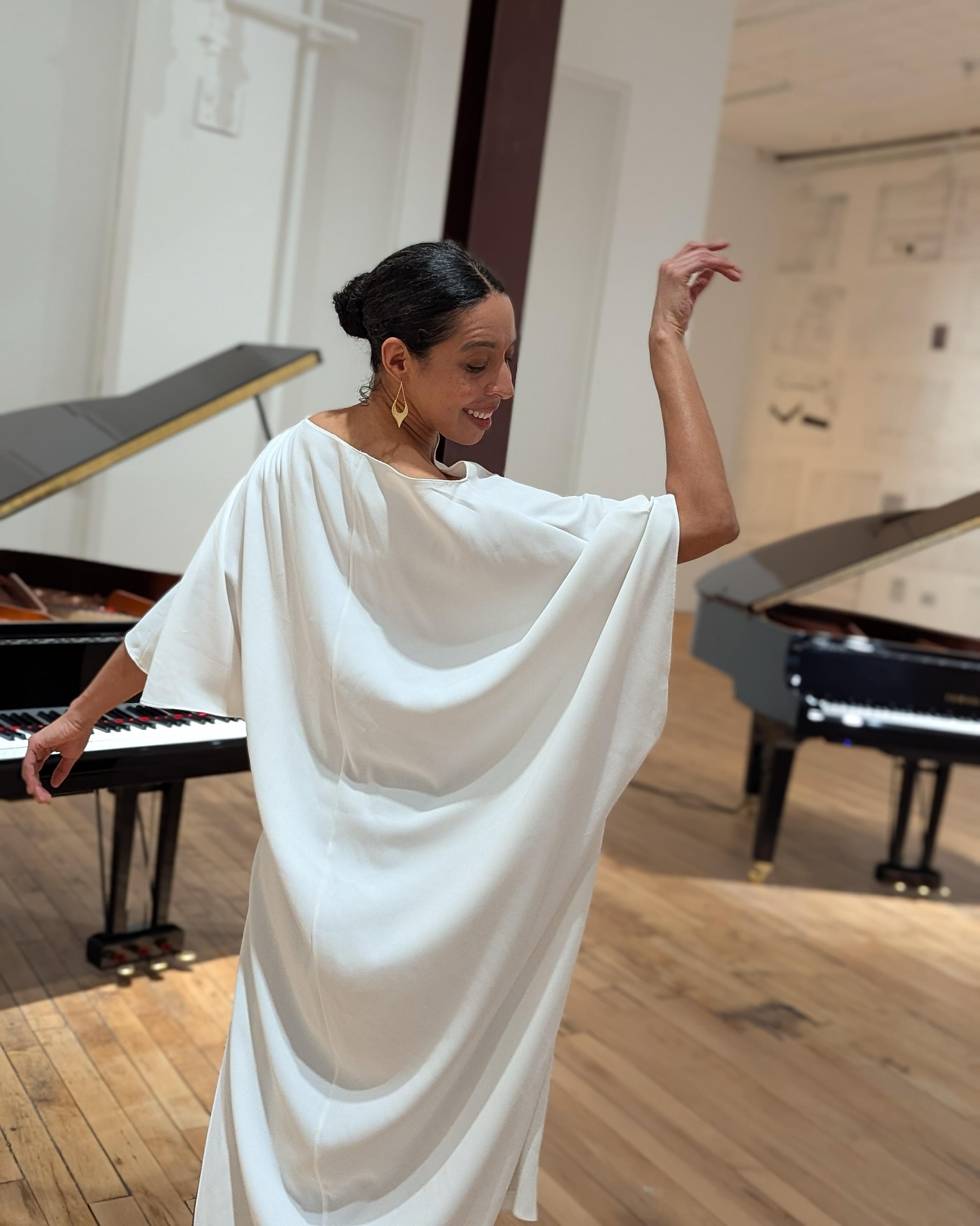 In the flow:)
•
•
•
#piano #pianist #pianogram #soho #thriftstorefinds #thrifted #newmusic #newyorker #womeninmusic #africangirlskillingit #classicalmusic #musiciansofinstagram #musicianlife #classicalbuzz