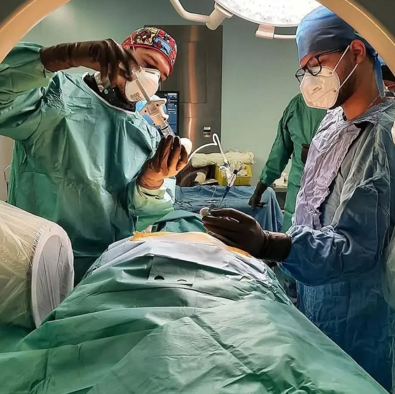 La cifoplastia y vertebroplastia son procedimientos de mínima invasión para tratar las fracturas vertebrales por osteoporosis, se realiza para mejorar el dolor y la función.