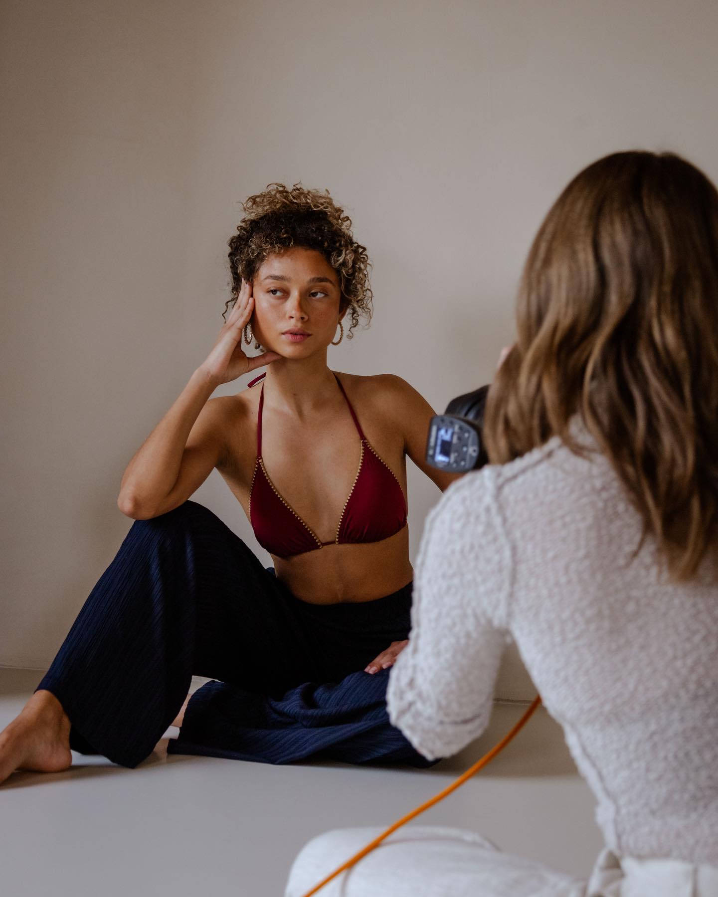 Prachtige @zoey_martinaa in de studio by @chantalvdbphotography 📸. #behindscenes #fotostudio #photostudio #daglichtstudio #daylightstudio #haarlem #fotografie #photography #shootlocatie #shootlocation #photospace #haarlemvenue #amsterdamvenue #rentallocation #verhuurruimte