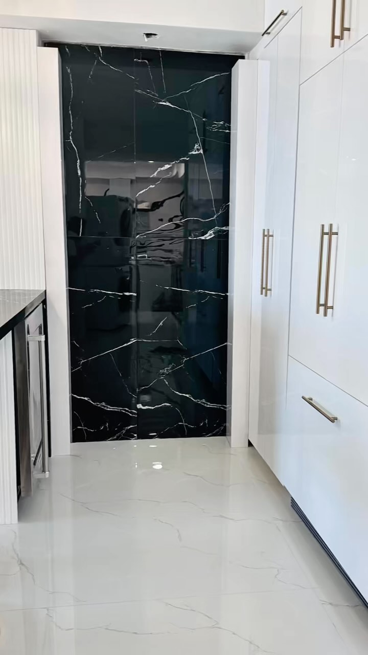 A touch of luxury, a hint of style—this marble wall in a bar is everything! 🖤
#DesignGoals #luxurylifestyle #quartz #bar #customcountertops #countertops #stones #montalcino #cabinets