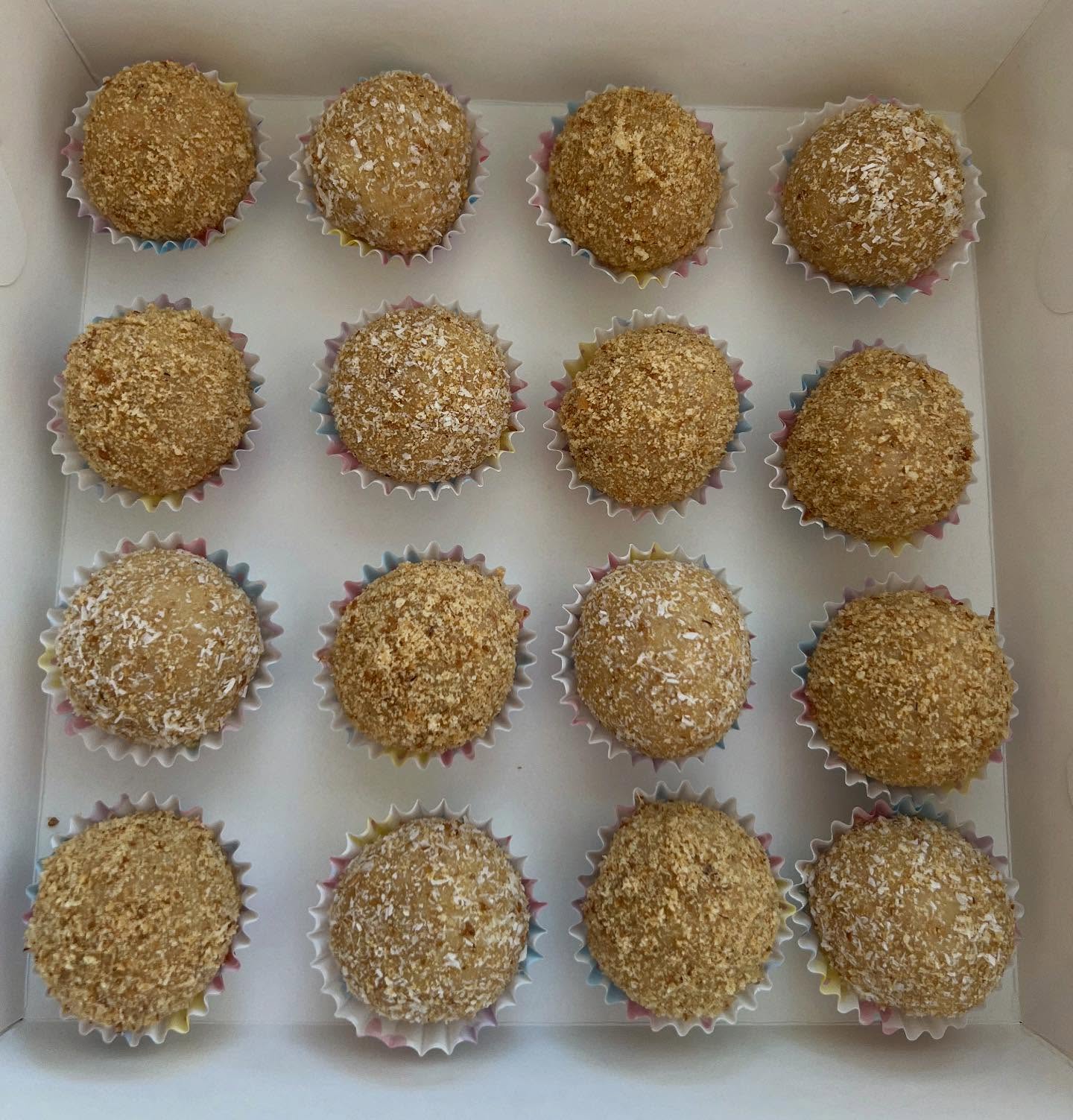 White chocolate truffles ⚪️🤍
.
.
.
.
#chocolate #whitechocolate #chocolade #chocoladetruffels #dessertlovers