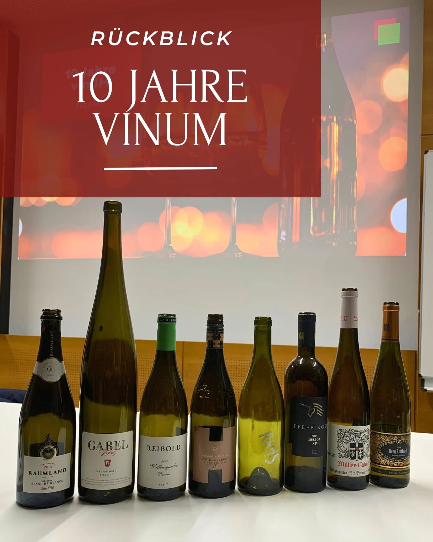Am 20. März hatten wir einen besonderen Grund zu feiern: vinUM wird dieses Semester 10 Jahre alt! 🍇
Gefeiert haben wir unser Jubiläum mit 48 Gästen und 8 (Schaum)Weinen, alle aus unserem Gründungsjahr 2015!
Es konnten folgende Weine probiert werden:
1. @sekthaus_raumland - Blanc de blancs Réserve extra brut 2015
2. @weingutgabel - Goldberg Riesling 2015
3. @weingutreibold - Weißburgunder Reserve 2015
4. @weingutheitlinger - Tiefenbacher SPIEGELBERG Pinot Gris** GG 2015
5. @weingut_ziereisen - 2015 “Rhini” Spätburgunder
6. @weingutpfeffingen - Merlot SP 2015
7. @muellercatoir - Bürgergarten “im Breumel” Spätlese 2015
8. @weingutwegeler - Berg Rottland Spätlese 2015
Wir danken ganz herzlich für diesen ausgesprochen schönen Abend!
Cheers, euer vinUM-Team🍷
#vinUM #mannheim #unimannheim #wein #weinprobe #10Jahre #jubiläum