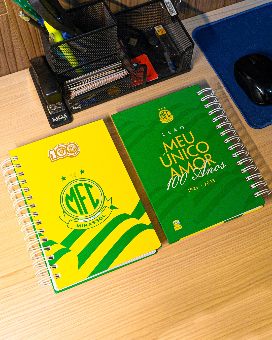 100 anos de história merecem ser registrados com grandeza. Desenvolver a identidade visual da agenda oficial do centenário do Mirassol foi mais um desafio onde design e legado se encontraram.
Cada traço da capa e contracapa carrega a essência do clube—uma estética que respeita sua tradição, mas se conecta com o presente e o futuro. Mais do que um item funcional, a agenda se torna um objeto de valor simbólico, que reforça a identidade do Mirassol dentro e fora dos campos.
O design vai além da estética—ele constrói memória, fortalece marcas e transforma cada detalhe em experiência.
gspropaganda ®️
#BrandingQueMarca #DesignComHistória #IdentidadeVisual #Mirassol100Anos #ProdutoOficial #MemóriaEmDesign #artequeconecta