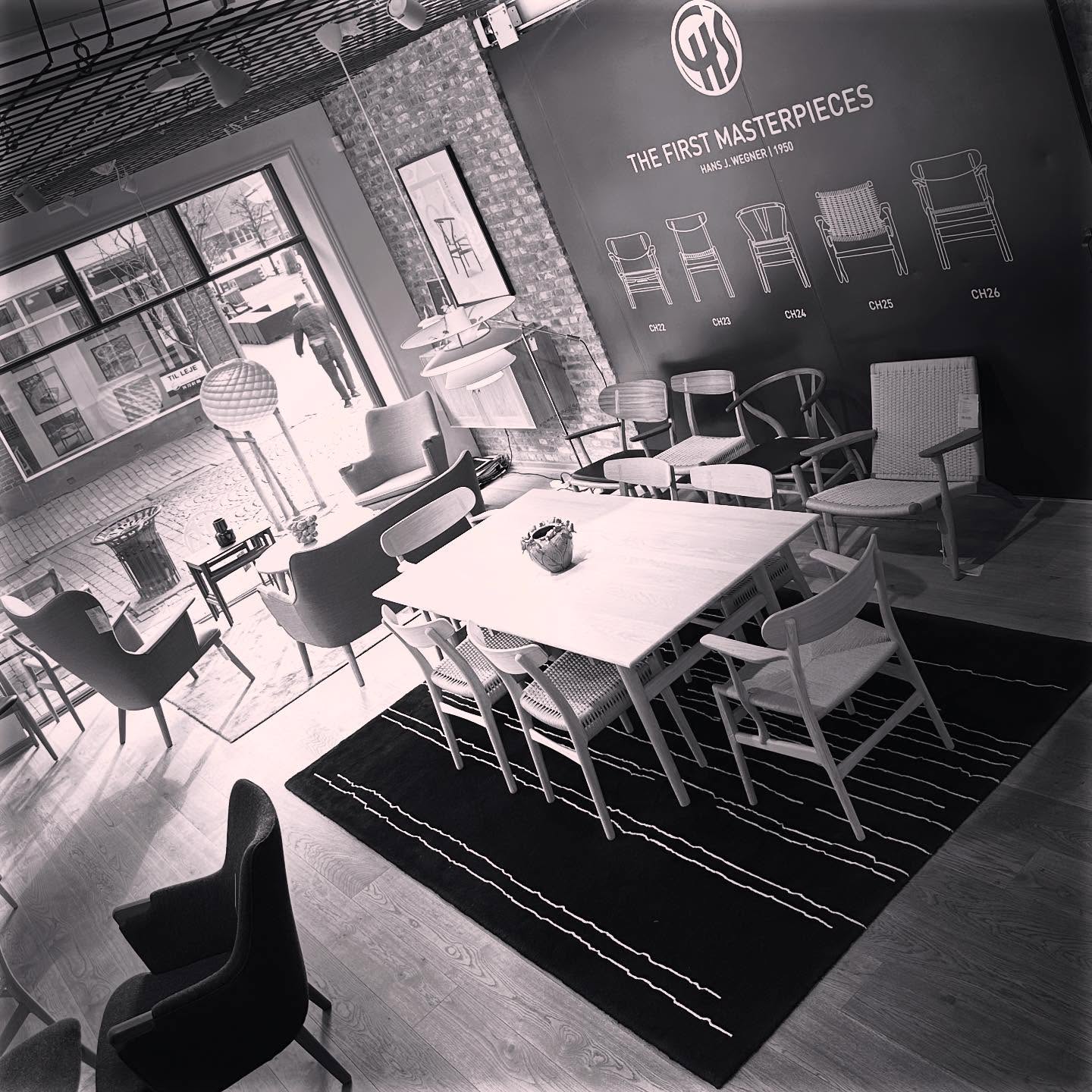 Nyd de mange smukke møbelklassikere produceret hos Carl Hansen & Søn. Gå på opdagelse i vores store showroom og lad dig inspirere af form og funktion.
#hansjwegner #carlhansenogsøn #carlhansenandson #danskdesign #skandinaviskdesign