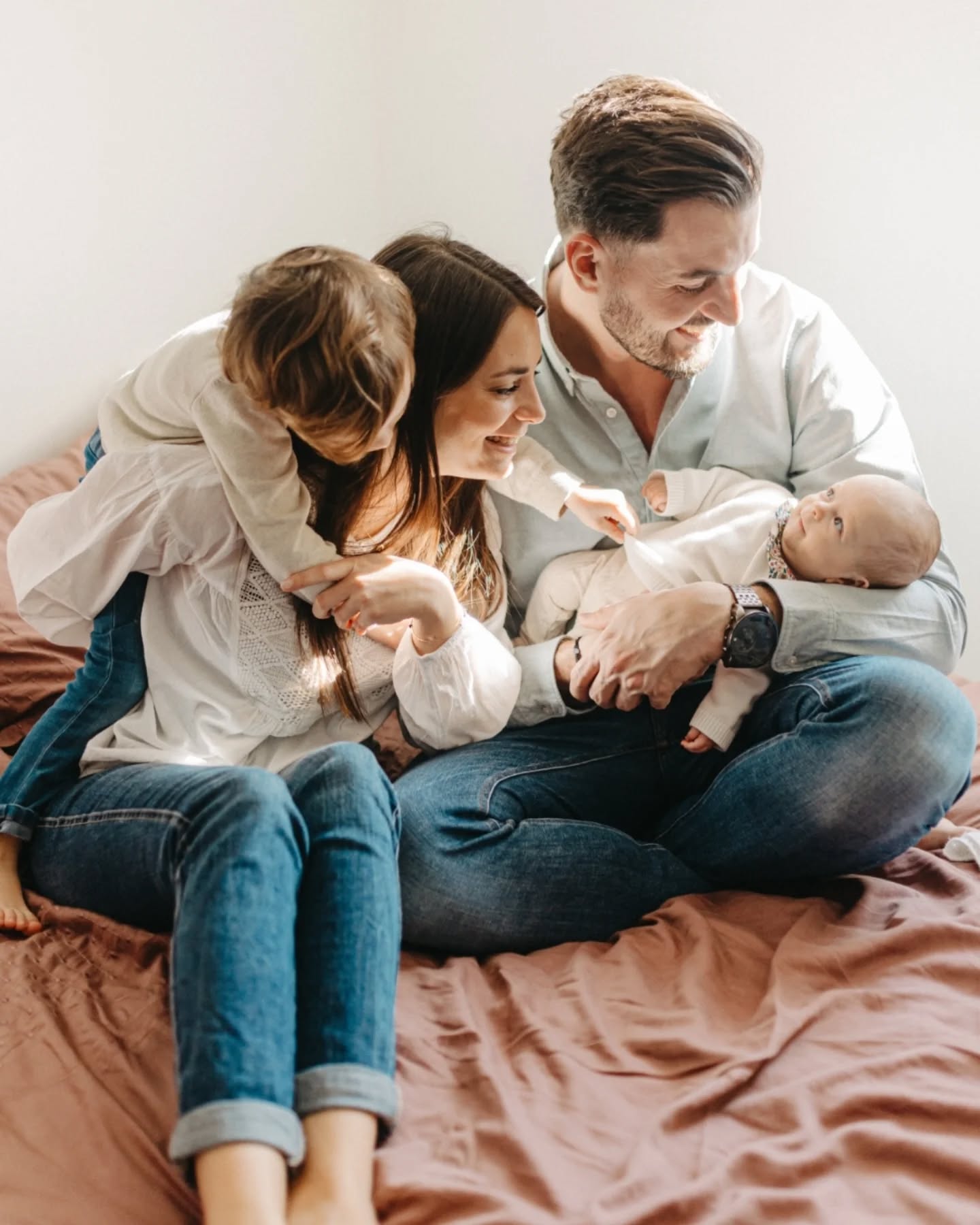 Vous et c'est tout 🩷
Petit extrait d'une session famille avec des personnes d'une gentillesse hors norme, qu'est ce que j'ai aimé les retrouver dans leur cocon après la naissance de la petite 🥰 il y a eu toute une partie peau à peau/allaitement que la maman a préféré garder privée, je les remercie déjà grandement de m'avoir donné la permission d'en partager quelques unes ici 🙏
C'est tout ce que j'aime, venir chez vous dans vos maisons et regarder la vie vraie des premieres semaines, les paniers de linge pas rangé, les stocks de couches dans la salle de bain, les jouets partout, les premiers sourires de bébé qui viennent panser les nuits blanches,les berceaux cododo qui servent de table de chevet, les aînés qui deviennent soudainement si grands à l'arrivée d'un nouveau né... il n'y a pas besoin d'avoir une maison parfaite ni de faire des mises en scènes extravagantes pour garder des souvenirs en images de ce bouleversement qui vient avec la naissance d'un enfant 🩷
Alors, vous m'accueillez chez vous ? ✨️
#photographeprovence #newbornphotography #familysession #familyphotographer #photographenaissance #photographefamille #aixenprovencephotographer #photographeaix #familysession #belovedstories #authenticlovestories #lifestylephotography #photographeluberon #photographebébé #luberonphotographer