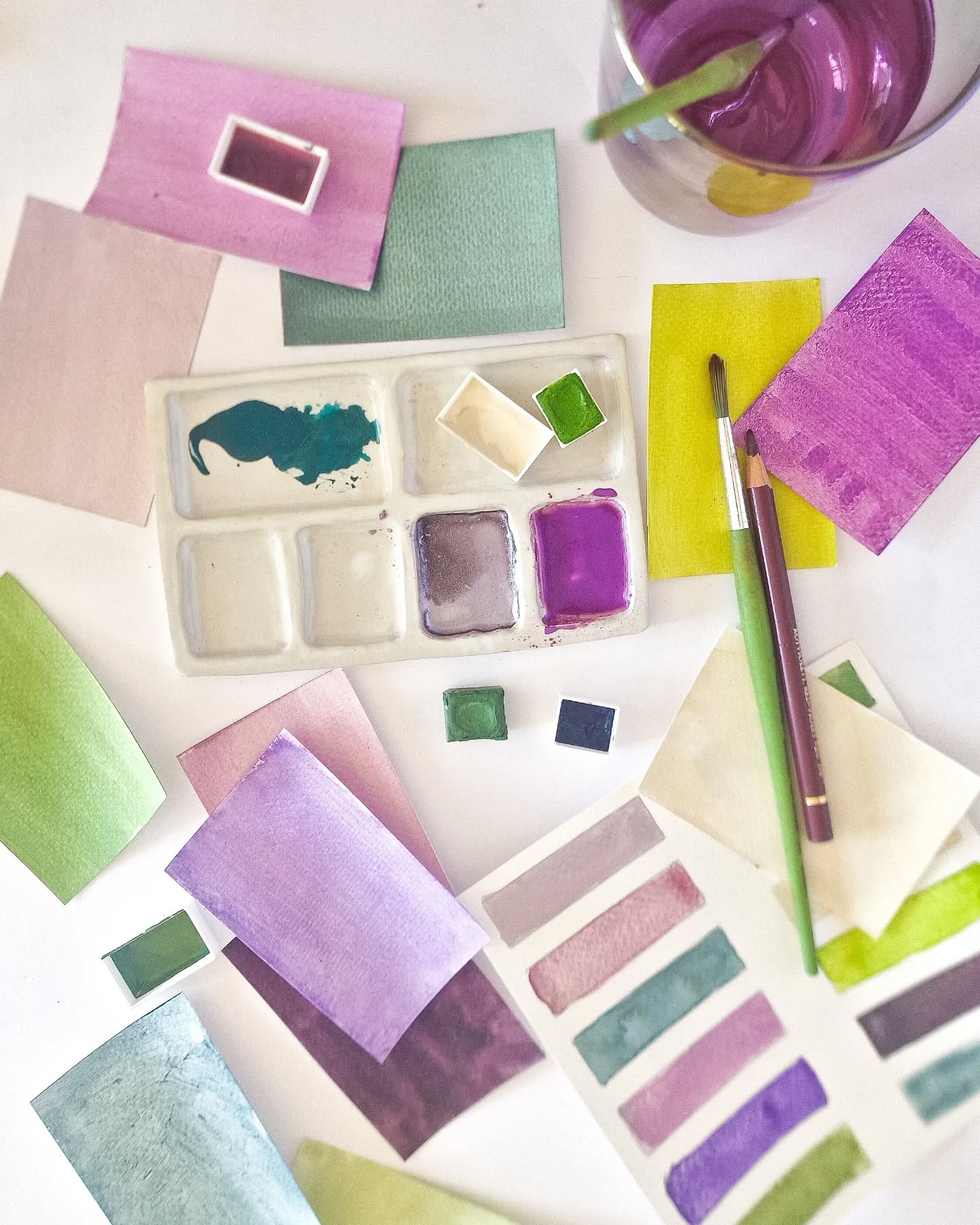 Oui, c'est scandaleux, j'apprends que tout le monde n'aime pas le bleu ! 😱😡
Heureusement pour vous, je couvre les arrières de tout le monde pour le printemps ✨🤣
Personne n'aura d'excuse pour tenter de justifier une palette vide ! Non non non!
Il y'a en pré-commande pour avril deux set fleuris (en plus des bleus)
📢 ✨DONT UN EN EDITION LIMITÉE✨ 📢
Je m'emporte
Oui, donc, pour vous dire
Le set "mémé dans les orties" (en plus d'avoir le meilleur nom qu'on ait vu depuis longtemps 🤣) , n'est dispo QUE en précommande, pas d'aquarelle de ce set dispo après sur le site, eeeet non.
Et le après c'est quand ? Le 31 mars 🤯
Je sais c'est court mais il faut bien mettre une limite et lancer la production
Donc vous avez jusqu'au passage à l'heure d'été 👀 (vous avez la réf ? 💙 Comment ça non ?! 😱) pour pré-commander ce set d'aquarelles incroyable et exclusif !
D'ailleurs, je ne sais pas si vous avez vu, dans le doute je le re dis : Il y a une offre jusqu'à la fin des pré-commandes : pour 2 sets achetés parmi les 4 sortis ce mois-ci, une palette offerte
Il n'y aura pas de palette vide ce printemps, c'est moi qui vous le dis !
#aquarelle #arcenciel #faitmain #faitenfrance #lepigmentarium #polychrome #peinture #aquarellefrance #aquarelleartisanale #aquarellepailletée #artisan #artisanatfrancais #aquarellefleurs