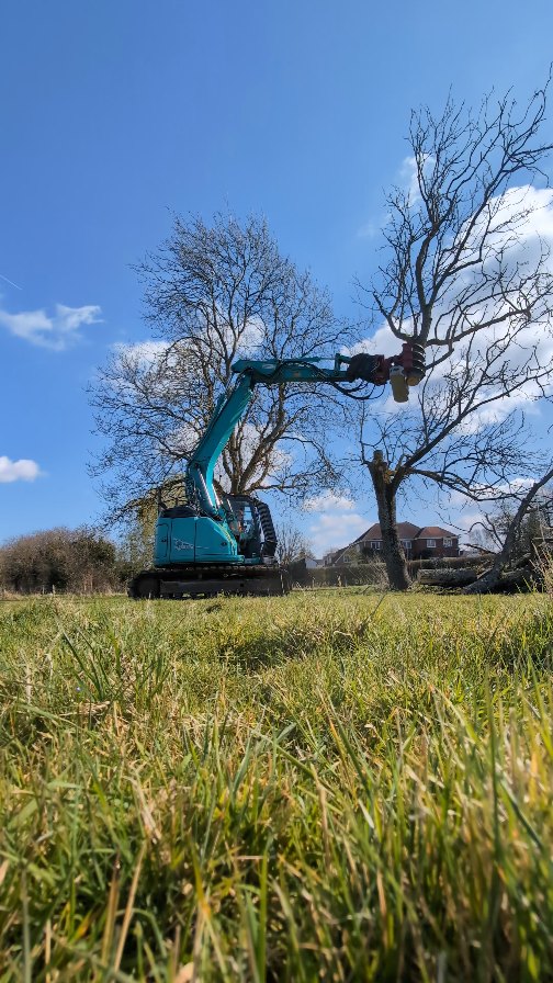 Part of a small morning Ash Dieback project tackling the worst trees and leaving those with life still in them 🪚🌳
@matdewey @m1waymason @bethandewey @rcfengineering @voschequipment
#treecontracting #treeremoval #ashdiebackremoval #ashdieback #siteclearance #andovertreesurgeon #winchestertreesurgeon #hampshiretreesurgeon #berkshiretreesurgeon #wiltshiretreesurgeon #vosch #mecharb #grapplesaw