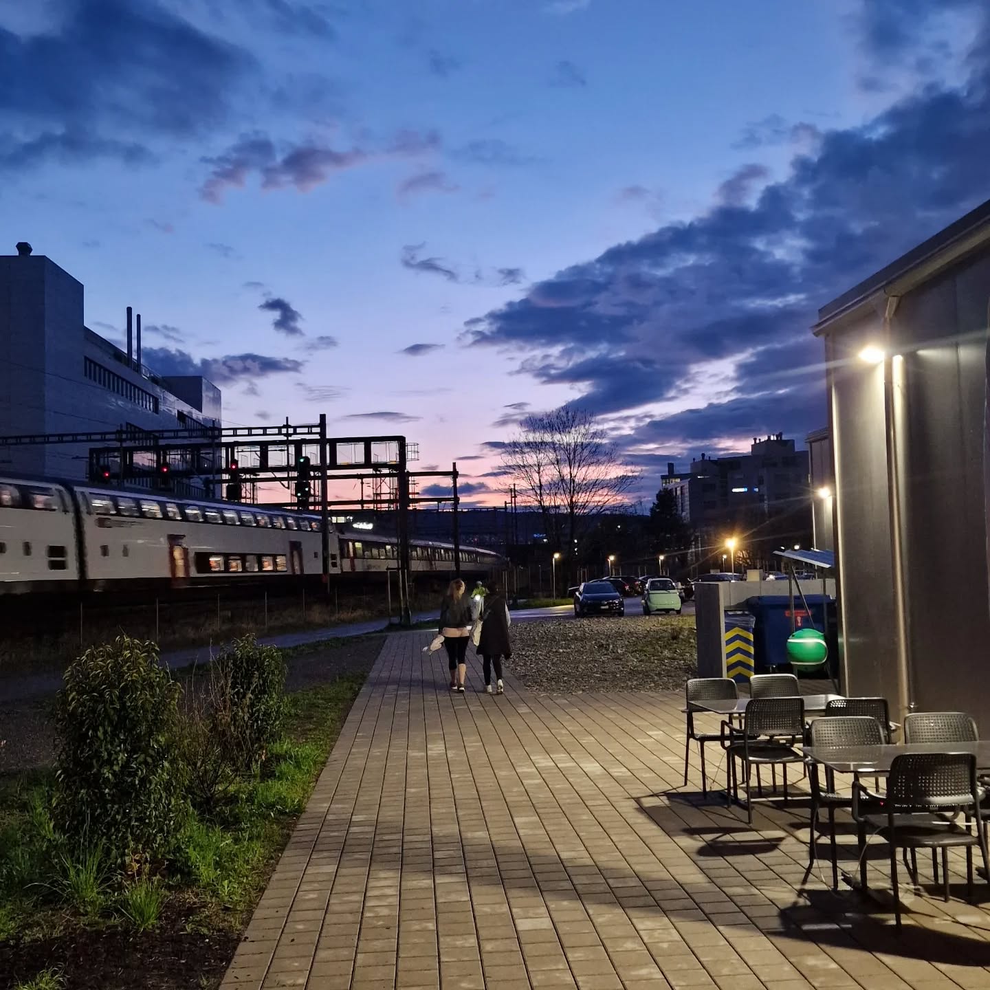 A breathtaking sunset over VITIS Schlieren—the heart of our tennis academy. After the rain, the sky clears, leaving the perfect backdrop for our tennis home. A place where passion meets performance, and every game feels special. See you on the courts! ☀️🎾
#TennisHome #VITISSchlieren #ZurichTennis #TennisLife #Schlieren #TennisAcademy #InsideOutTennis #SunsetMagic #SwissTennis