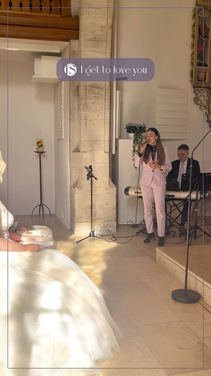 Eine weitere schöne Erinnerung von einer Trauung im letzten Jahr. ✨ ‘I Get to Love You’ – ein Song, der perfekt ausdrückt, was dieser Tag bedeutet: Liebe, Hingabe und das Versprechen für die Zukunft. Es ist immer etwas ganz Besonderes, solche emotionalen Augenblicke musikalisch zu begleiten. ❤️🎶
Wünscht ihr euch Live-Musik für eure Trauung? Schreibt mir eine Nachricht – ich freue mich, eure Geschichte mit Musik untermalen zu dürfen!”**
#Hochzeit #Trauung #LiveMusik #Hochzeitssängerin #WeddingMusic #IGetToLoveYou #Liebe #Hochzeitsmoment #Brautpaar #Hochzeitsinspiration #JaIchWill #Hochzeitsgesang #MusikfürdieTrauung #Hochzeitsplanung #WeddingVibes #Hochzeitsideen #WeddingSinger