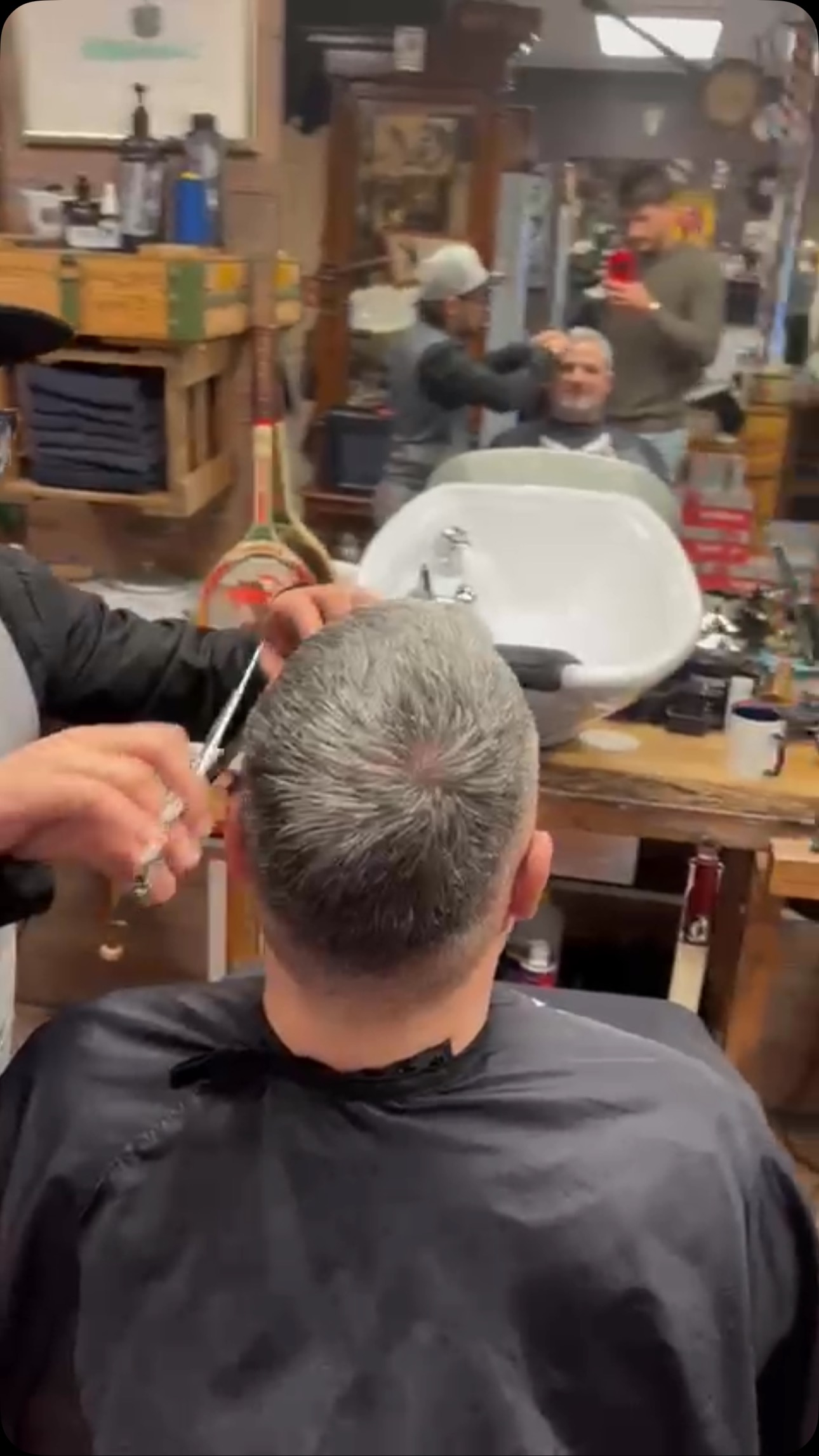 #friseure #barbiere #cool #männerfrisuren #haareschön #salon#barbershop #mitarbeiter #hamburg⚓️ #bestersalonhamburg #wandsbek