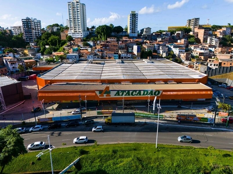 Transformação do mercado Big para Atacadão realizada em 90 dias de obra, localizado na Avenida Reitor Miguel Calmon, Nº 557, Outros Lado A, Canela – CEP: 40.110-100 – Salvador/BA com área total de 17.972,11M². Na transformação foi realizada a criação de novos ambientes conforme novo layout proposto através de demolição e construção, troca de revestimentos, pintura interna e externa, reparos na cobertura, execução de novas câmaras frias e reforço estrutural através de fundações diretas em sapatas, pilares metálicos, vigas metálicas e reforço das vigas existentes em manta de fibra de carbono. As instalações prediais de elétrica, hidráulica, hidrossanitário e de incêndio foram adequadas para atender a novo uso da edificação.
OBS: Nas duas primeiras fotos temos o antes e depois da obra. Posteriormente até a sétima foto as etapas da obra supracitadas e as três últimas na entrega, no dia da inauguração.
🏗️ 🚧
#construction #construtora #construção #engenharia #engenhariacivilbr #arquitetura #canteirodeobras #obra