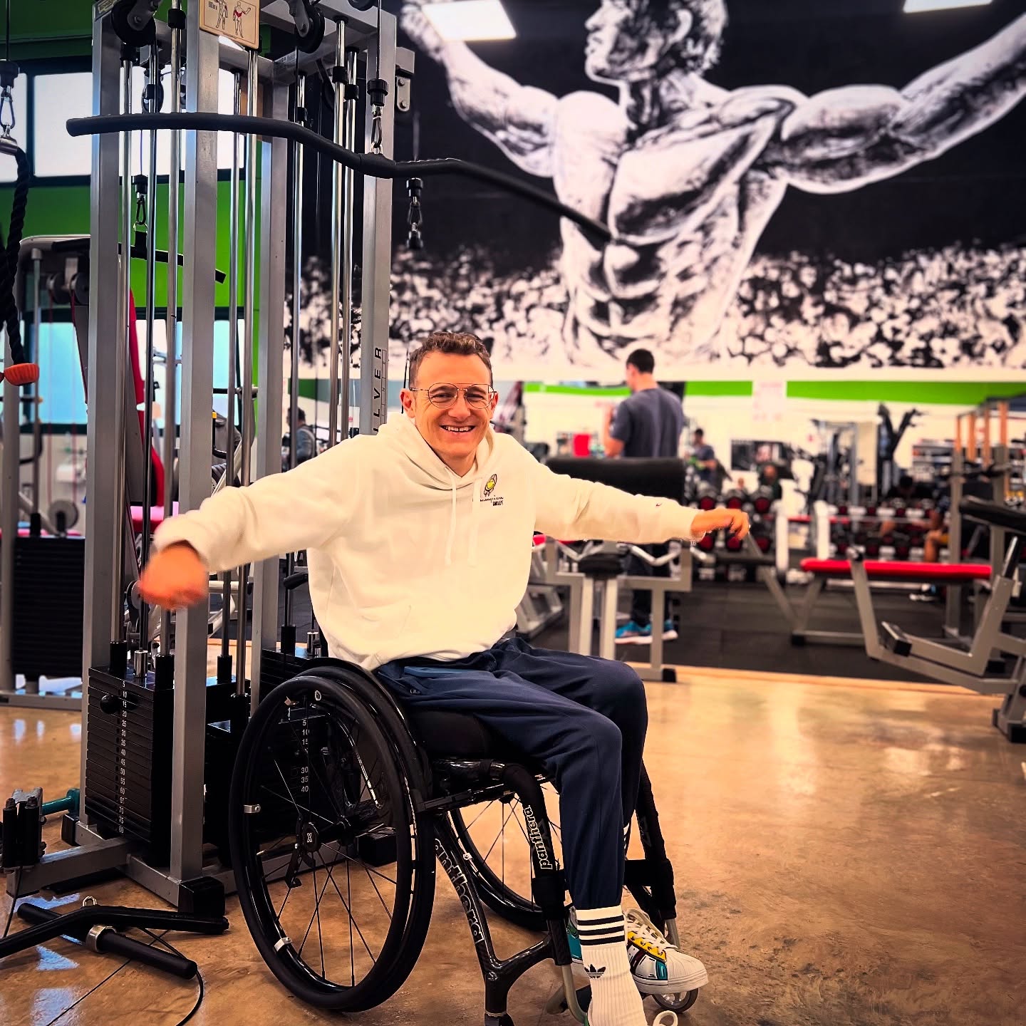 La forza non si misura in ciò che possiamo fare facilmente, ma in come affrontiamo le sfide. Nessun limite, solo nuove possibilità. 💪🔥 #NoLimits #Forza #Motivazione #fiitzonecentrofitness #fiitzone #fit @alegerri95