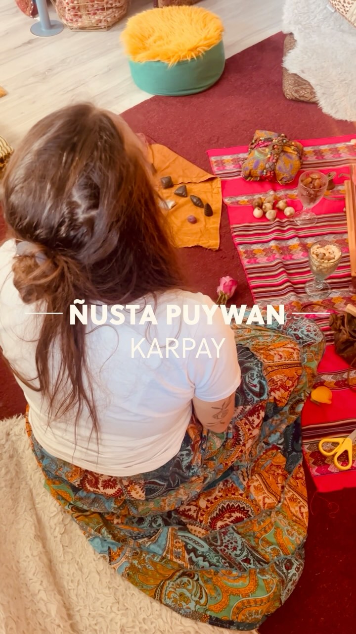 ÑUSTA PUYWAN KARPAY
Die Ñusta Einweihungen sind ein Geschenk der Q’ero Medizinfrauen und Männer aus den Anden von Peru, die nie aufgehört haben die heilige, weibliche Mutter zu ehren. Ñusta bedeutet Madame oder königliche Prinzessin, Puywan ist das Tierherz und Karpay bedeutet Einweihung.
Die 7 Einweihungen verbinden dich mit den tief verborgenen weiblichen Energien in dir. Sie harmonisieren deinen Körper und bringen ihn in Balance, damit deine weibliche und männliche Seite in dir ein harmonisches System bilden.
Die Ñustas sind warmherzig, sanft, aber direkt und sehr kraftvoll in ihrer Wirkung. Du wirst sie direkt spüren, während sie dir dabei helfen nach hause zu kommen: in dein Herz.
Danke @sheila_lichtklang
#nusta #puywan #karpay
#einweihung #initiation
#harmonie #harmony
#balance #otorongo
#weiblichkeit #feminine
#herz #heart
#liebe #love