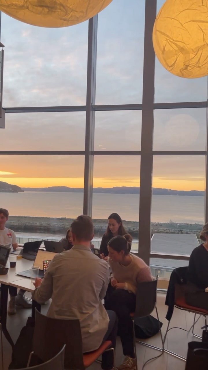 For et par uker siden hadde vi kurs og sosial kveld med vår hovedsamarbeidspartner @pwcnorge 💙 Vi var på deres nydelige kontorer og lærte om ulike språkmodeller og hvordan de kan brukes i næringslivet! Underveis ble det servert masse god mat og drikke før turen gikk videre til Søstrene Karlsen. Tusen takk for en veldig lærerik og hyggelig kveld🤩