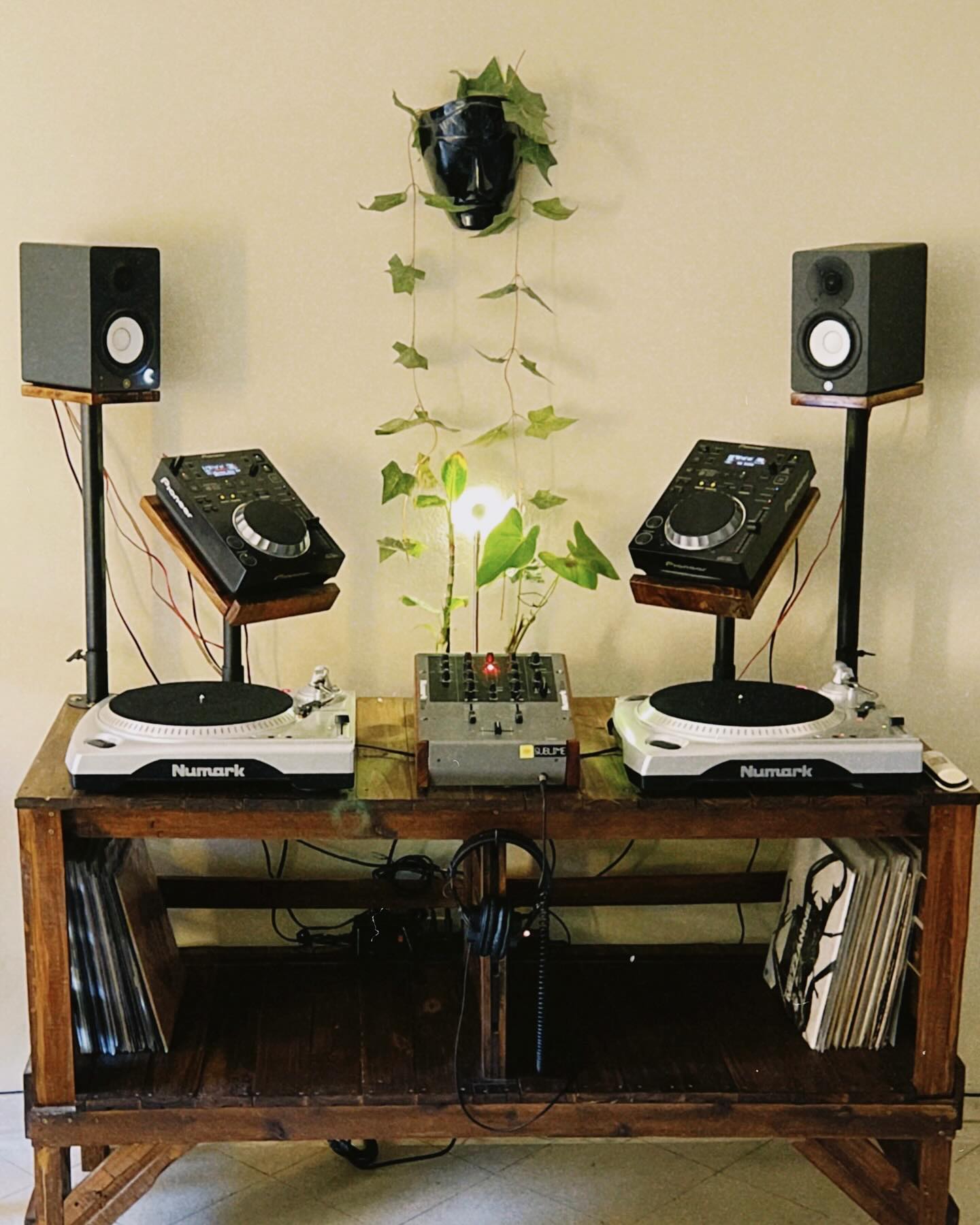 Nice setup from @josecarlos600 ✨
List of rotary mixer manufacturers —-> link in bio!
👉🏼 Follow @doyouspin for more
👉🏼 Follow @doyouspin for more
👉🏼 Follow @doyouspin for more
DM for submission & Email for promotion 📩
#rotarymixer #technics #djsetup #vinyldj #rominimal #classicdj #classicmixer #boutiqemixer #hifi #audiophile #hifidj #djlife #vinyljunkie #vinyladdict #technics1210 #sl1200 #doyouspin #djdesk #djbooth #listeningbar #recordstore #vinylonly #djculture