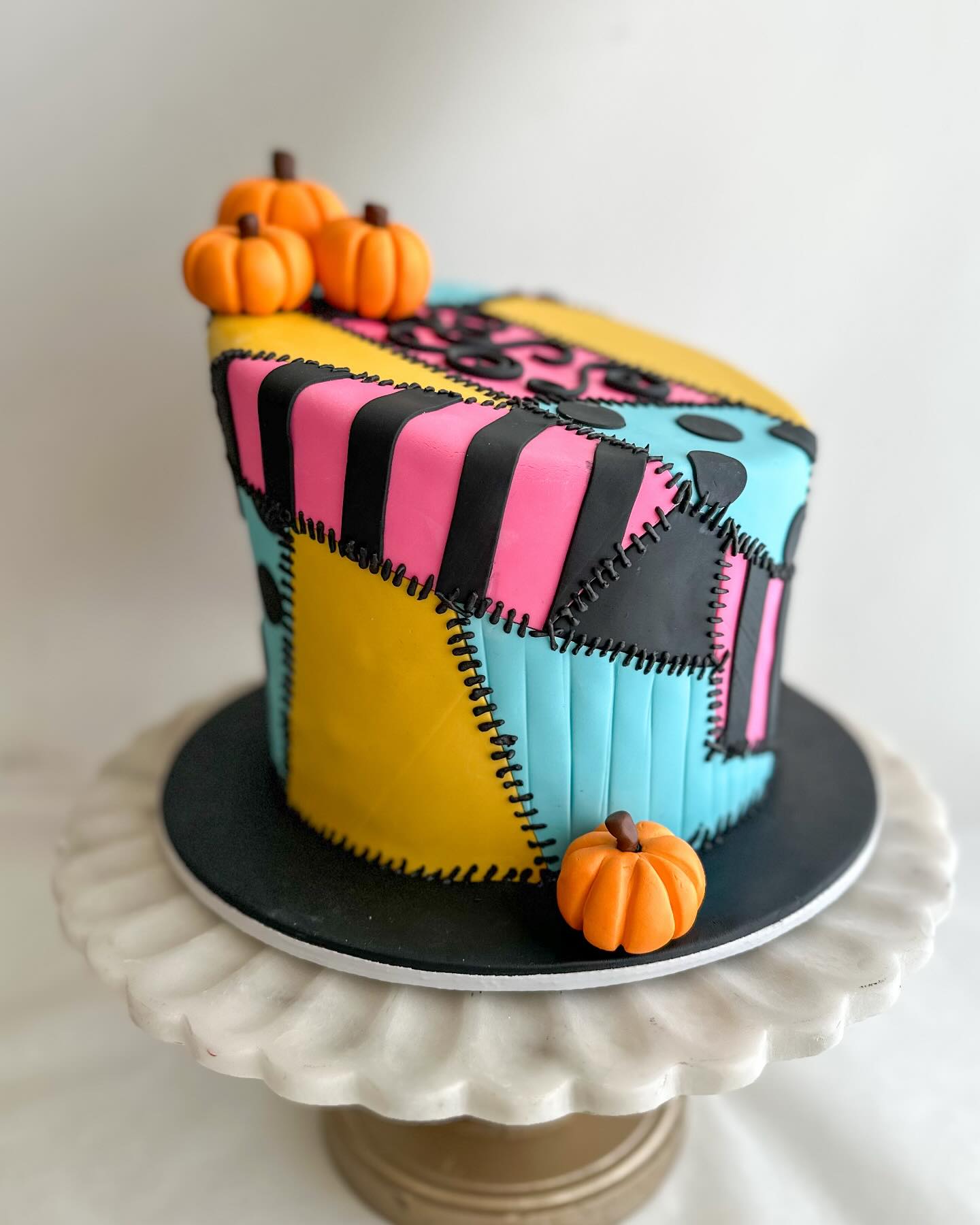 Dr. Finkelstein couldn’t stitch up a better creation.
#sallycake #nightmarebeforechrismas #cake #nightmarebeforechristmascake