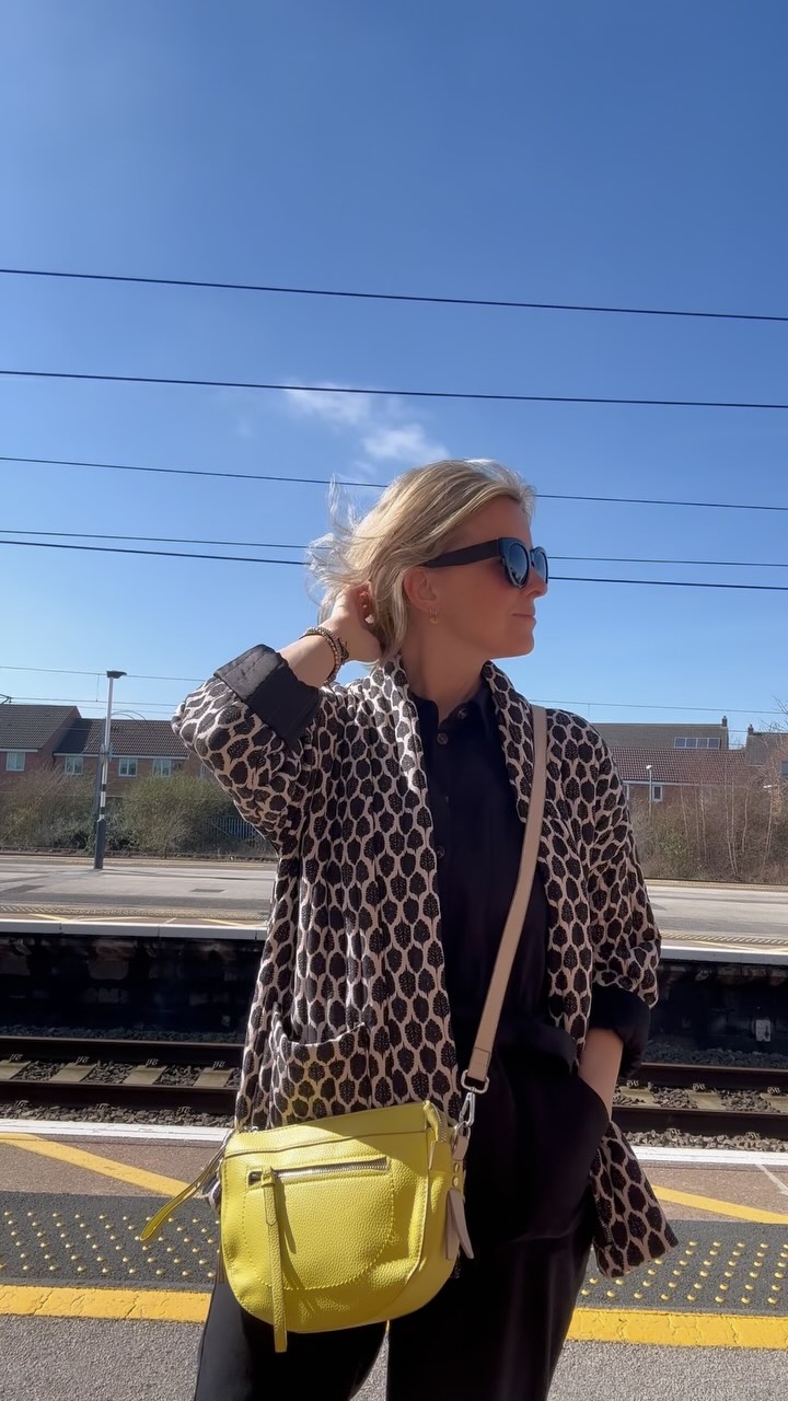 I promise I stood behind the yellow line (I always get concerned messages about me twirling on the platform!) and matched my bag to it! 💛
Mad rush this morning so grabbed an easy outfit - jumpsuit and a quilted jacket! Works for my day at work and then my evening out too - I’ll just switch my shoes!
Just can’t drink anything so I don’t have to get naked to go to the loo! 🤦🏼♀️
Jumpsuit and jacket old but will link alternatives on stories
Sunglasses @cavellsfashion
Trainers Sambas @adidas
#jumpsuit #quiltedjacket #daytoeve #smartcasual #whatiworetowork #yellowbag #trainers