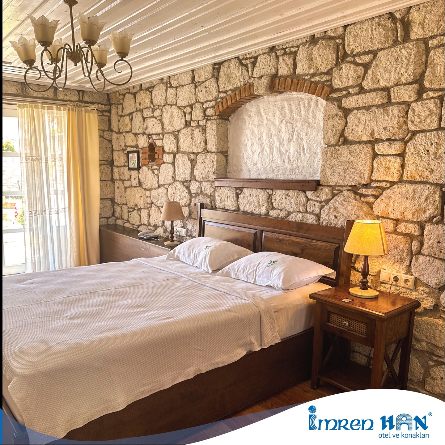 Alaçatı’nın taş duvarları, ahşap dokusu ve o huzurlu atmosferi…
İmren Han Otel & Konakları’nda her köşe ayrı bir keyif, her oda konfor dolu! Tatilinizi Alaçatı’nın en güzel noktalarından birinde geçirmek için yerinizi şimdiden ayırtın.
0 (232) 716 60 02
0 ( 539 ) 664 30 00
Numaralarından rezervasyon yaptırabilirsiniz.🤍#imrenhanotelvekonakları #alaçatı #butikotelalaçatı