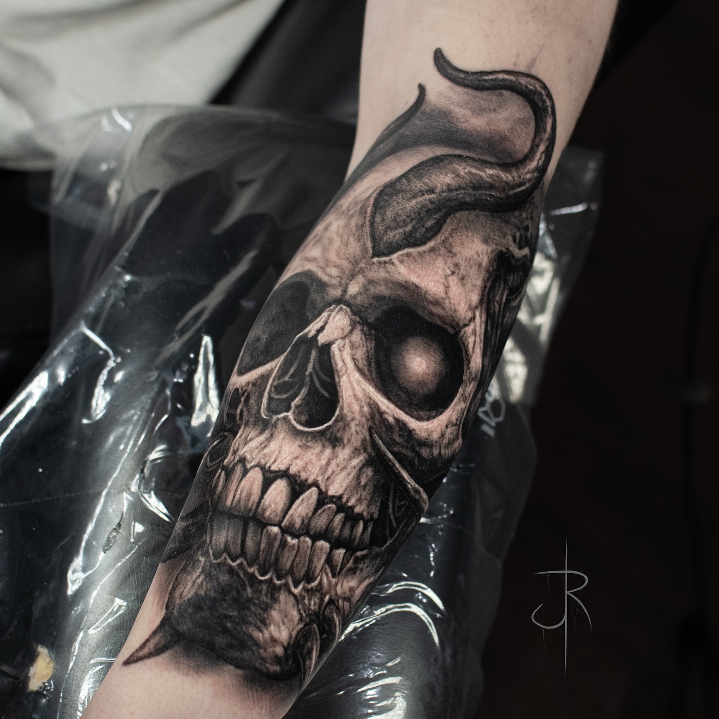 One shot demon skull to start Derrick’s sleeve
Booking @hell_city Columbus!
May 2-4
Booking link in bio!