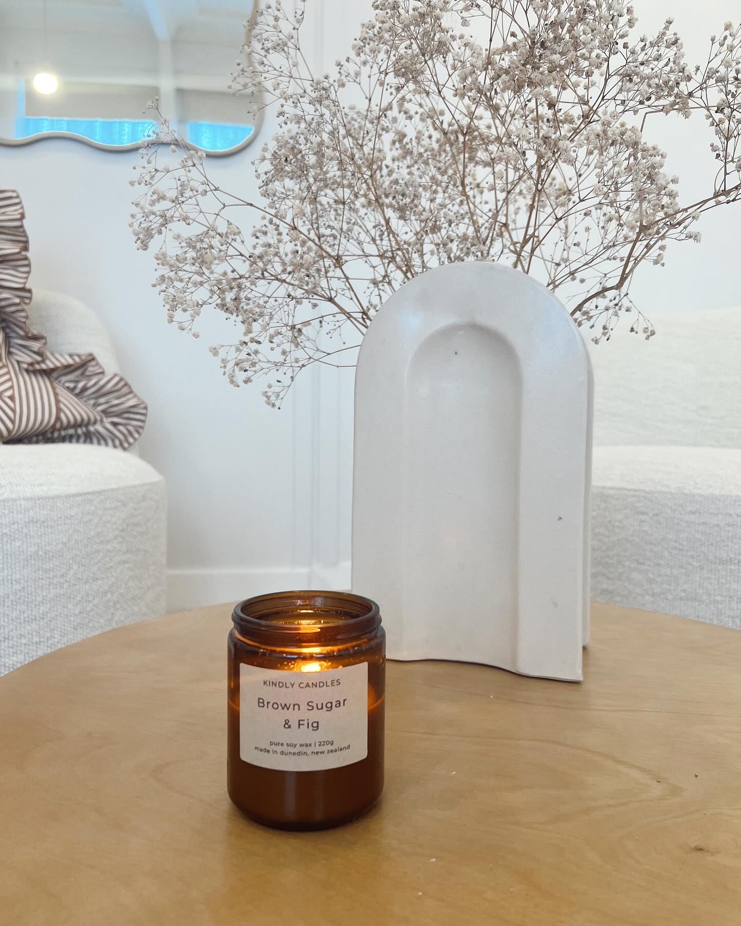 Kindly candles,
We have a few gorgeous scents available for purchase in the clinic. Come have a smell, tell us your fav! 💭