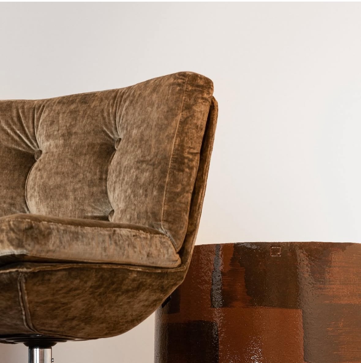 Meet HUPERT: where chic meets class. This vintage-inspired sofa chair with a swivel seat adds a touch of elegance and timeless sophistication to any room. Style, comfort, and versatility all in one.
Pictures @rechts.van.de.kerk
#elixhome #ChicAndClassy #VintageVibes