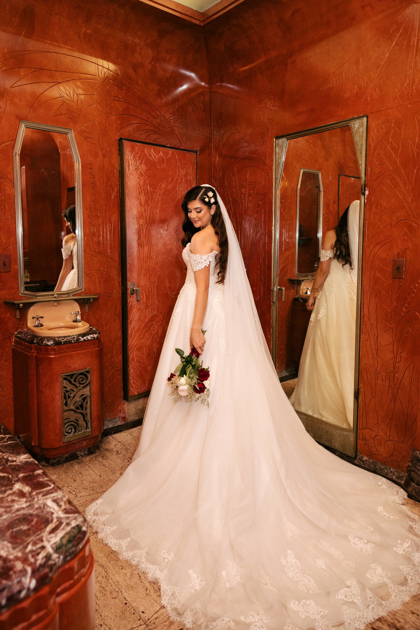 A bride, a train, and a backdrop that’s been stealing hearts since the 1920s. Kristen brought all the magic to our Art Deco dream suite.
#TheOviatt #ArtDecoBride #WeddingInspo #DTLAWeddings
Photo: @costellocaptures