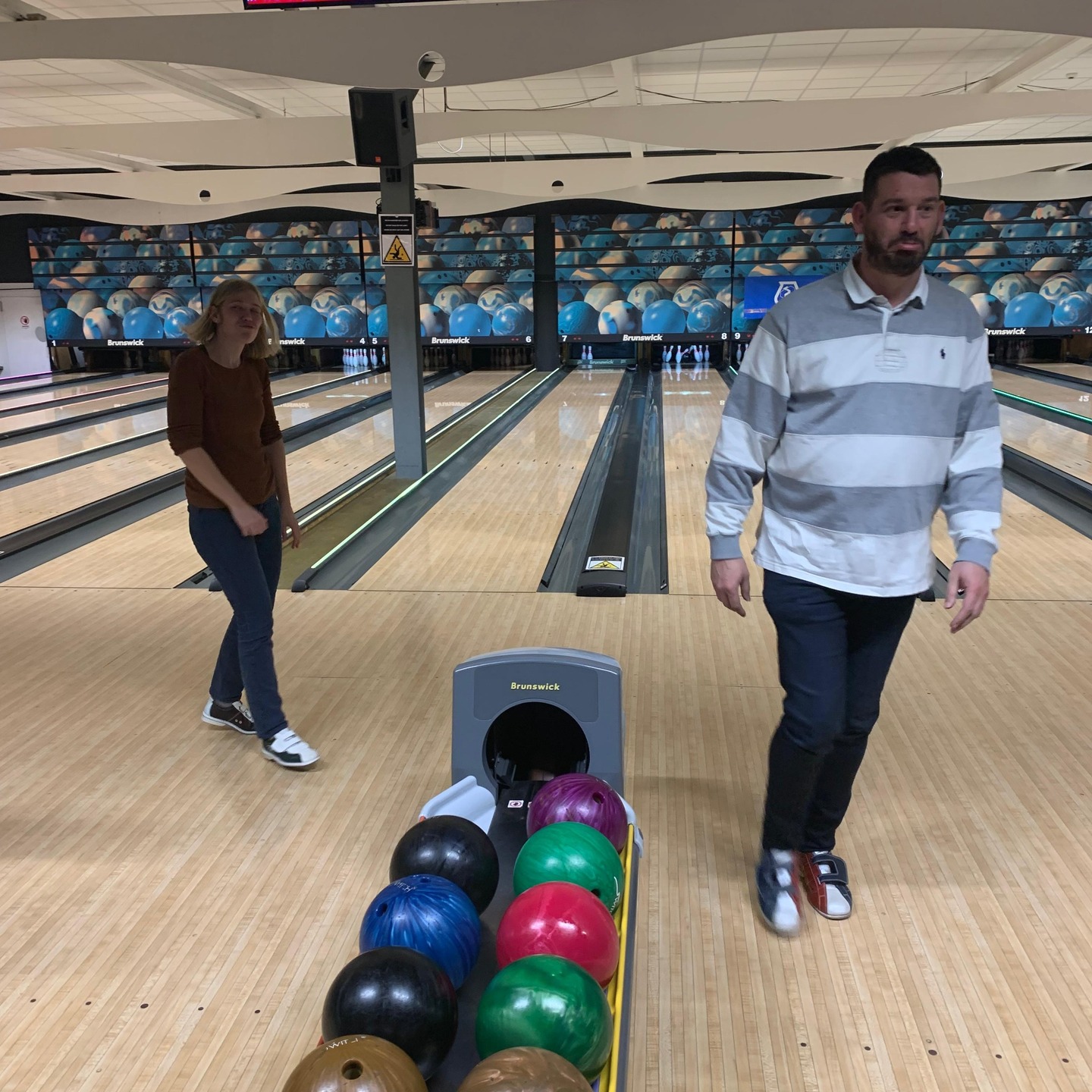 🎳 Volleyball? Nein, Bowling! 🎳
Da unsere Turnhalle besetzt war, haben wir kurzerhand umdisponiert und sind ins Bowlingcenter Muntelier ausgewichen. Zwei Bahnen, zwei Gruppen: Frauen mit Renato auf der einen, die Männergruppe auf der anderen und los ging’s! 🎳😆
Ein lustiger Abend mit vielen Höhen und Tiefen – mal Strike, mal Rinne, aber immer mit viel Spass! Neben den Profis auf den hinteren Bahnen haben wir uns gar nicht so schlecht geschlagen. 💪
Und weil wir nicht genug bekommen konnten, musste anschliessend noch der Töggelikasten dran glauben! 😎⚽ Ein gelungener Abend abseits des Volleyballfeldes! Bis zum nächsten Mal.