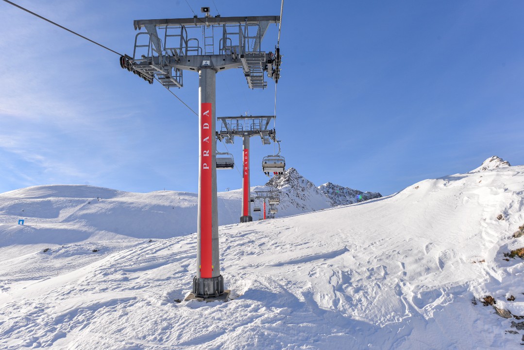 The Prada Benchmark: A Masterclass in alpine OOH
Let’s talk about our all-time favorite. The Prada ski campaign. ⛷️
Strategically placed in the most exclusive alpine locations, seamlessly blending luxury with adventure. The kind of OOH that doesn’t just advertise but creates a lifestyle moment. 🪧
Years later, brands are still referencing it, trying to capture that same effortless fusion of high fashion, high altitude, and high impact.
At Alpdest, we help brands create their own alpine moments. Unique, impactful, and perfectly in tune with the audience.
Ready to make your mark? Let’s talk. ⛷️
#ooh #oohmedia #outdooradvertising